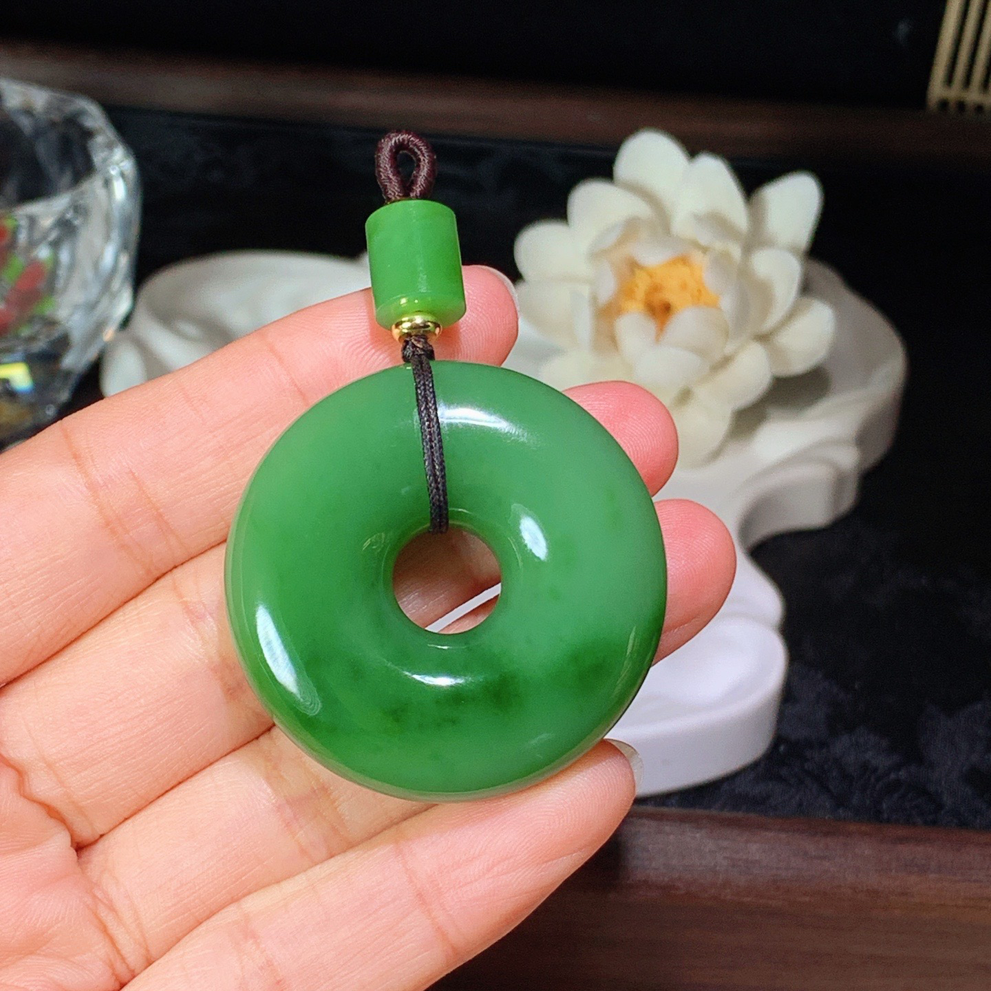 和田玉阳绿俄罗斯碧玉平安环怀古挂件 尺寸41/11重35.8克。玉质细腻油润。手推出油。佩戴高端典雅。lt260127