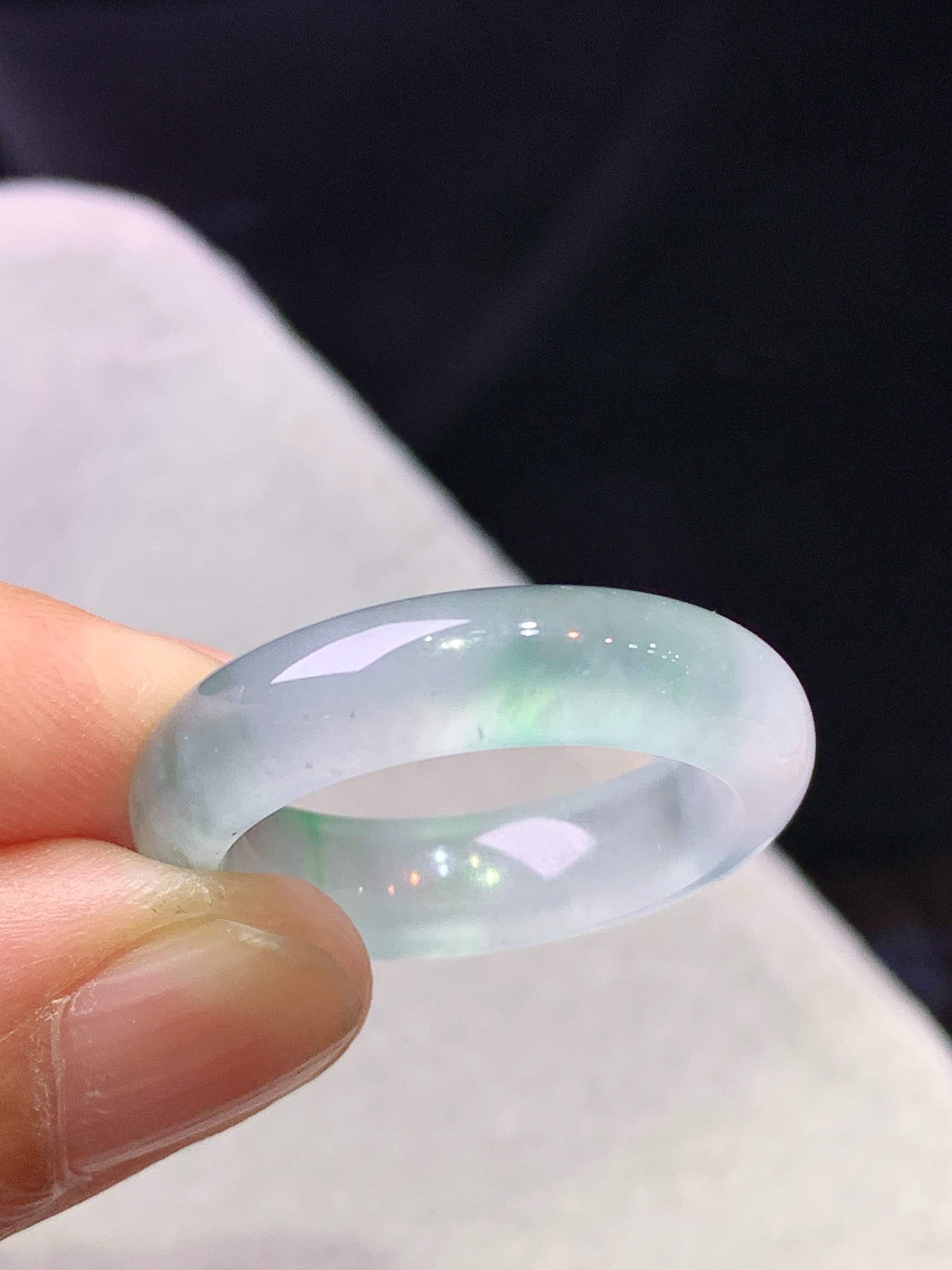 冰种飘绿平安环吊坠 玉质细腻 色泽艳丽清新 水润亮眼 圈口17 整体尺寸25.6*5.6*3.8c1