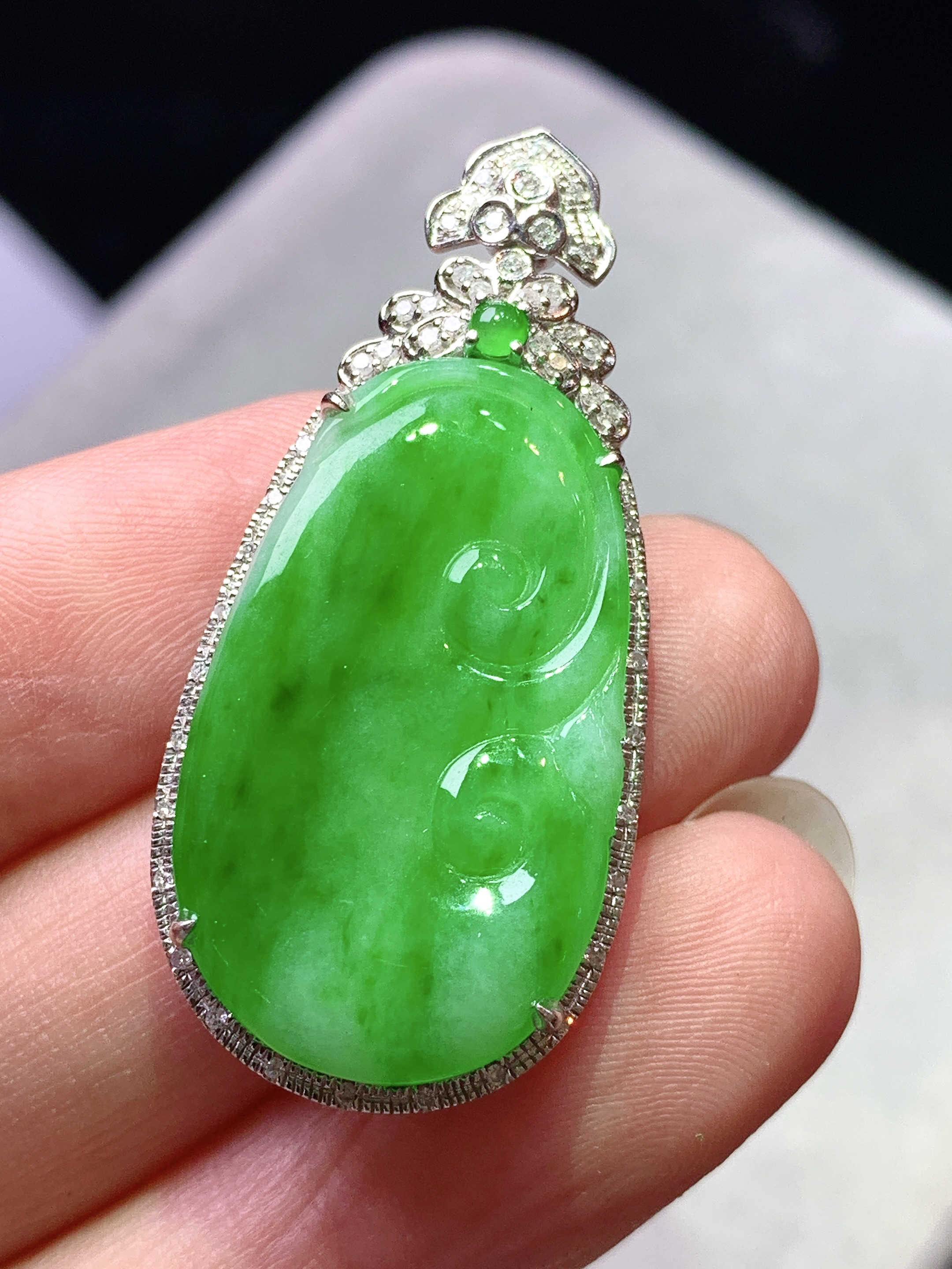 18k金钻镶嵌阳绿如意吊坠 玉质细腻 色泽艳丽清新 水润亮眼 整体尺寸39.5*18.2*6.2yz