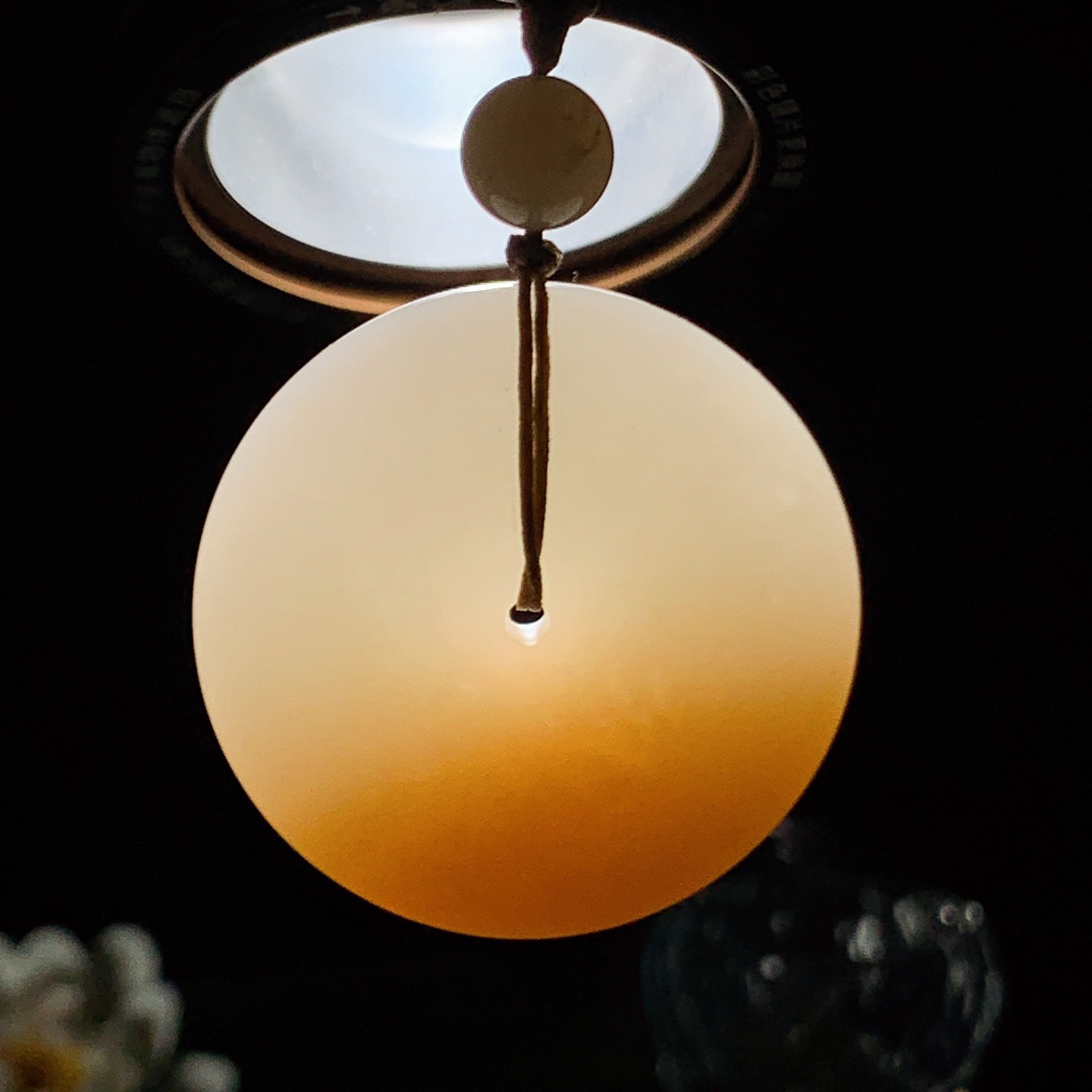 新疆和田玉且末糖平安扣挂件 尺寸43/12重48克！玉质细腻油润 底色纯净 脂粉好，品质好。lt260425