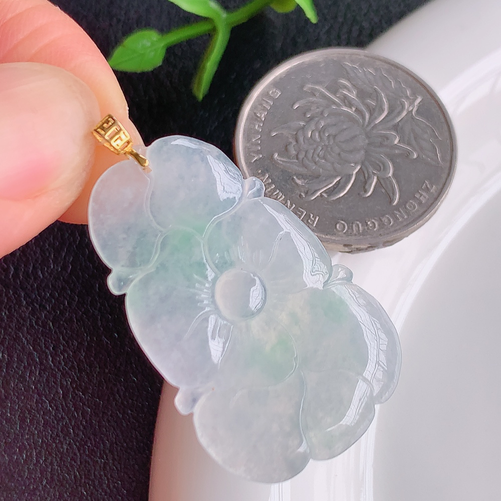 18k金扣冰润飘花荷叶吊坠  荷叶花开富贵，水为财，愿人生如鱼得水”俏色巧雕，清秀高雅，线条流畅优美，颜色靓丽，佩戴效果优雅迷人！性价比超高！W  449.22尺寸：33.5-21.8-3.2mm