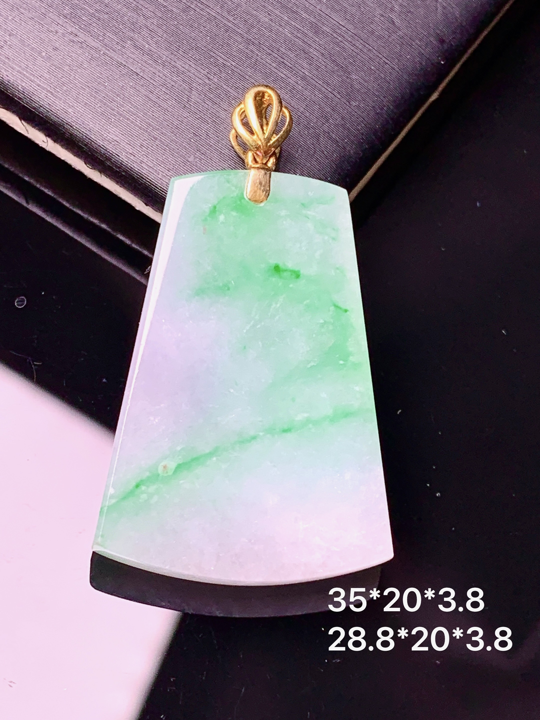 18k金钻镶嵌飘绿无事牌吊坠 玉质细腻 色泽艳丽清新 水润亮眼 整体尺寸35*20*3.8L4