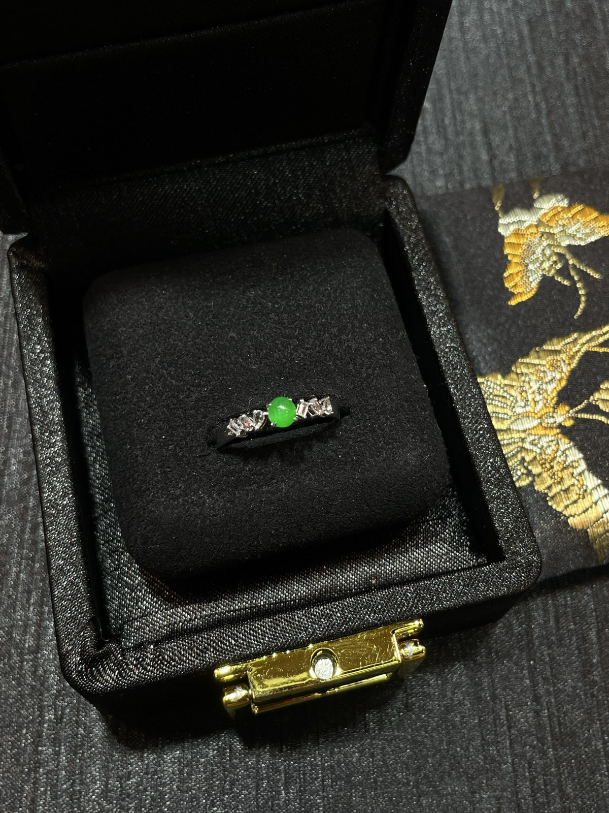 冰种 满色 阳绿 起光 mini小蛋面戒指
18k金镶嵌..