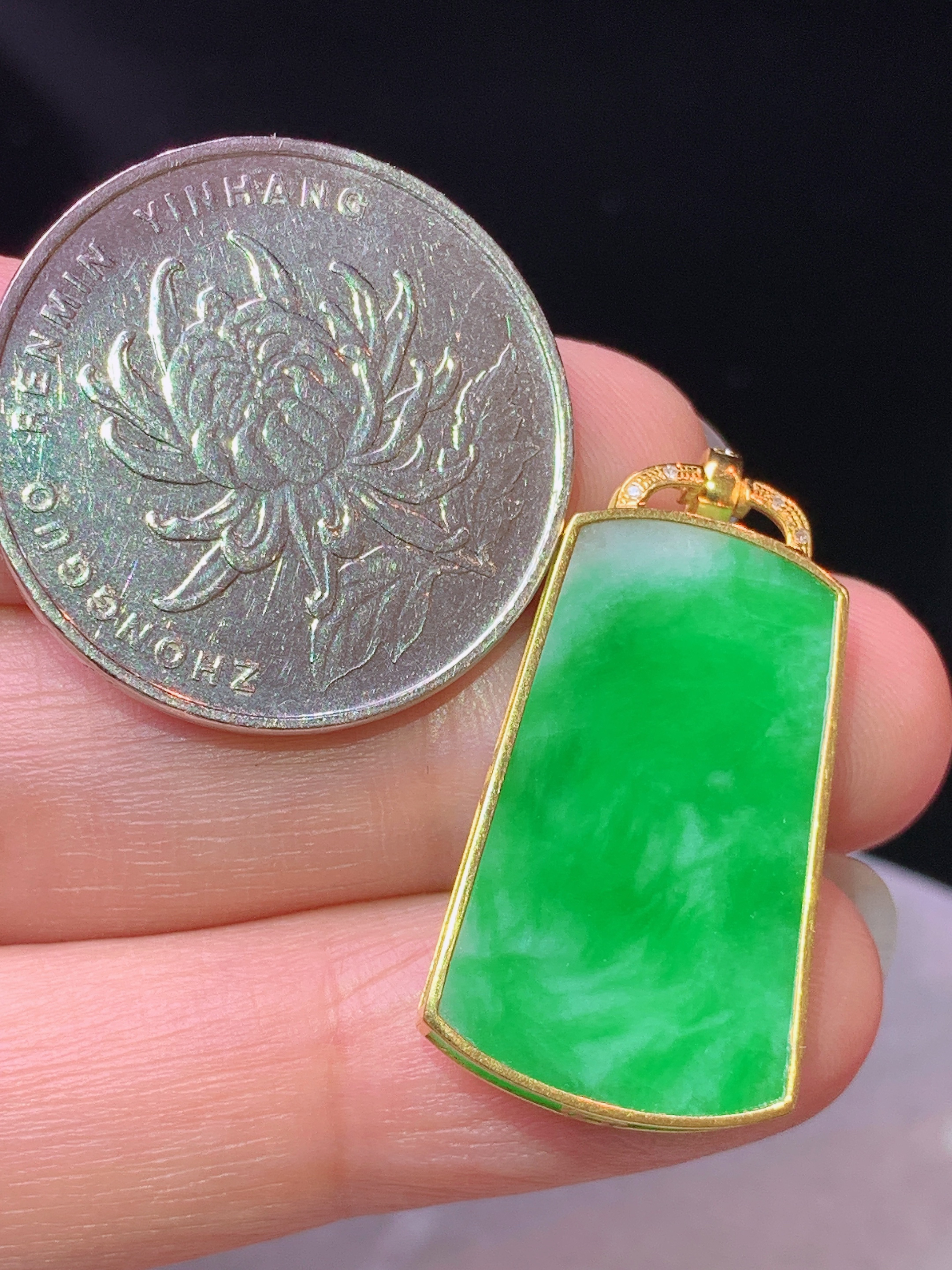 18k金钻镶嵌阳绿无事牌吊坠 玉质细腻 色泽艳丽清新 水润亮眼 整体尺寸32.2*15.5*2.8L4