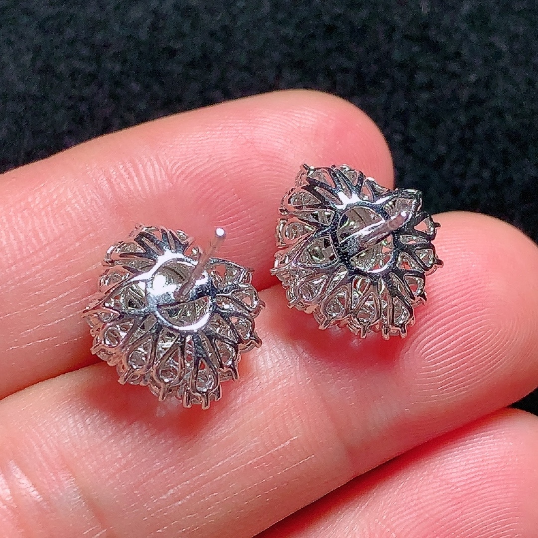 ️18k金镶嵌冰种正阳绿蛋面耳钉，色泽艳丽，种老水头好，又冰又润，饱满无裂：15.1/13.2/10.2mm裸石：7/6.2/3mm，编号