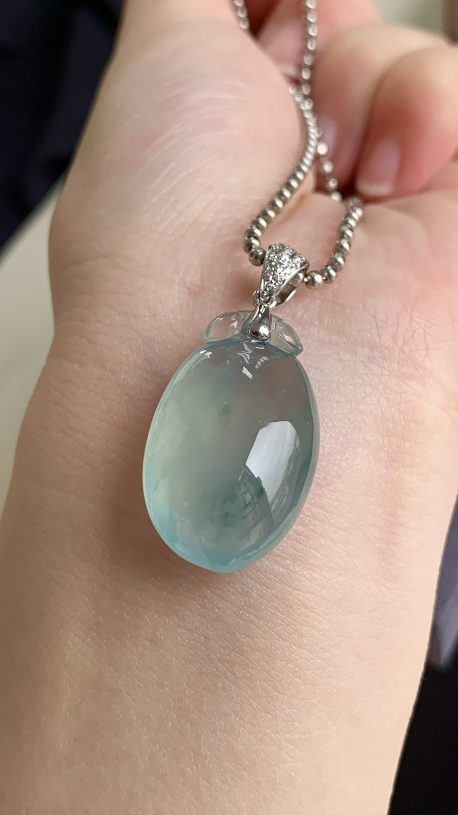 18k金镶嵌福瓜吊坠飘花灵动，种老细腻形体佳尺寸：成品：34.8*16.9*8.8，裸石：26.1*16.9*8.8..