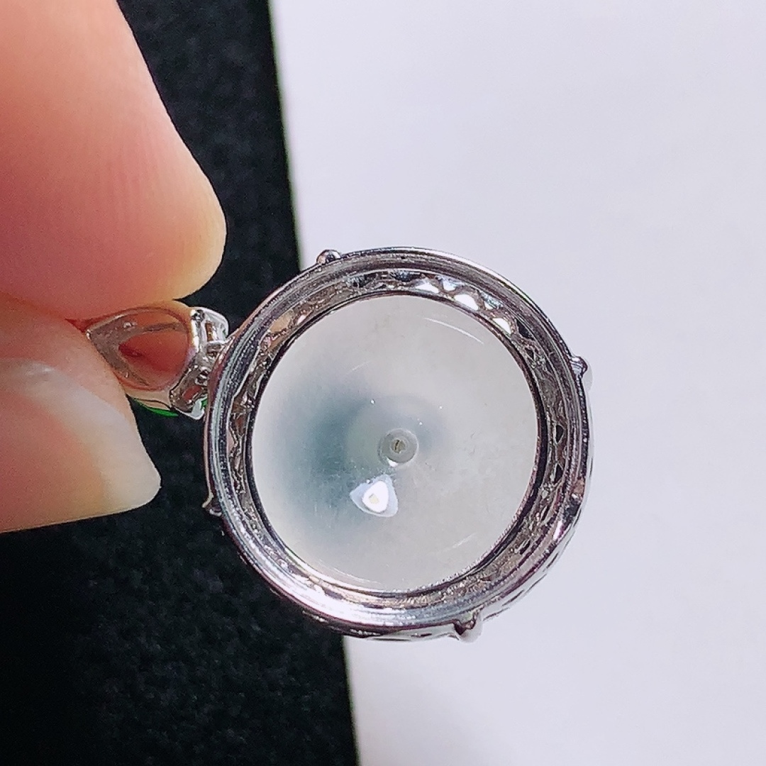 ️18k金镶嵌冰种高质量平安扣耳坠，种老水头好，又冰又润，饱满无裂：35.4/14.1/7.4mm裸石：13.9/2.4mm，编号