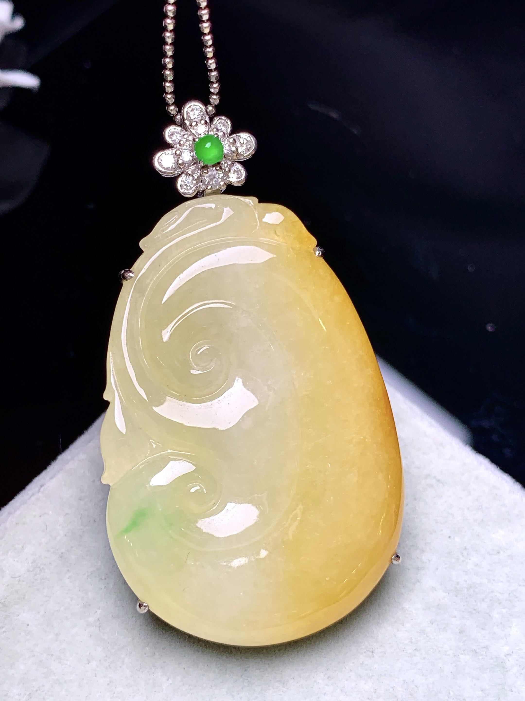 18k金钻镶嵌黄翡如意吊坠 玉质细腻 色泽艳丽清新 水润亮眼 整体尺寸47*26*6.5b1