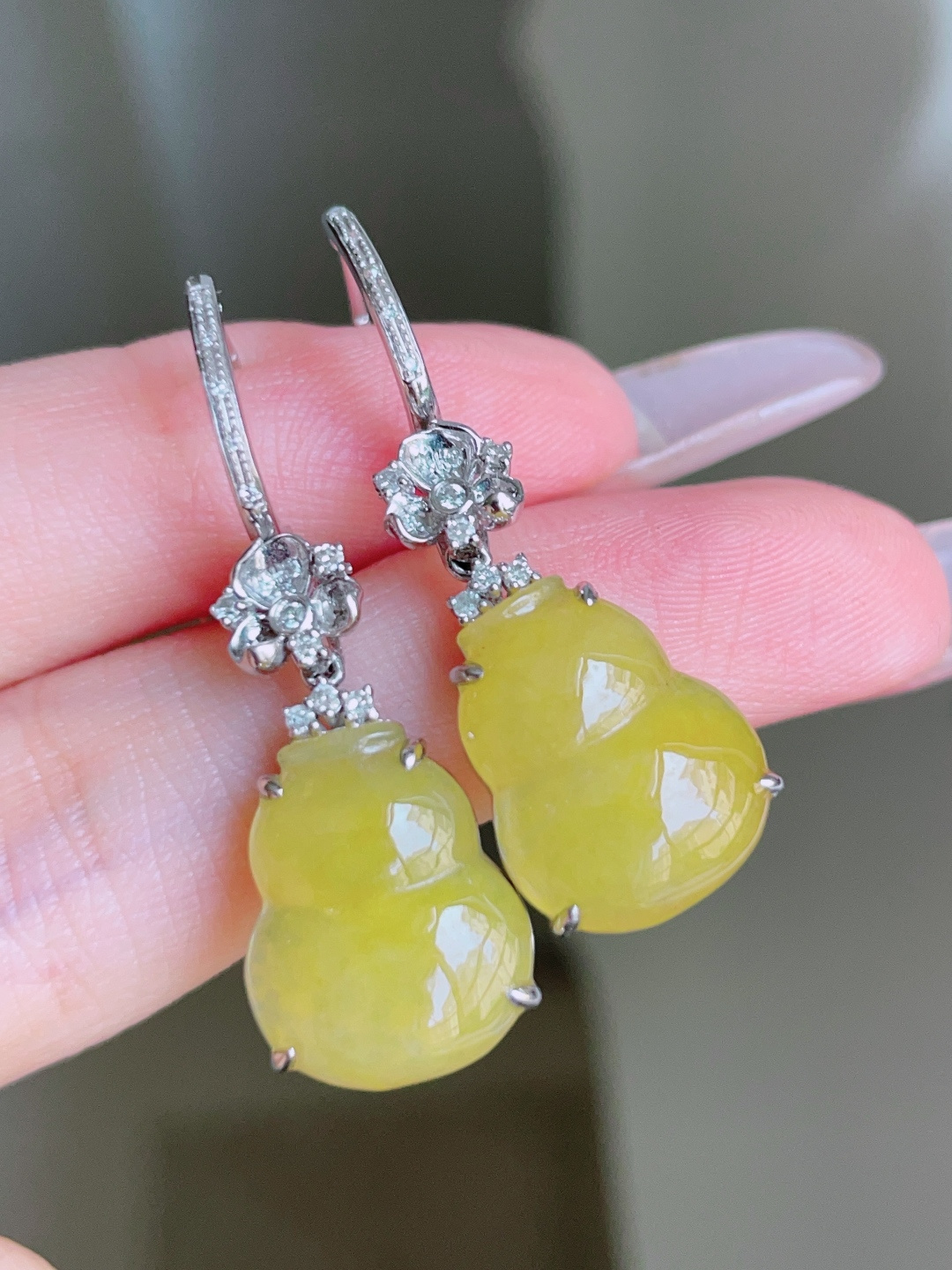 ️ 冰黄翡葫芦耳坠，色泽鲜艳，种老水润，18k金镶嵌 34.7/12/6.4