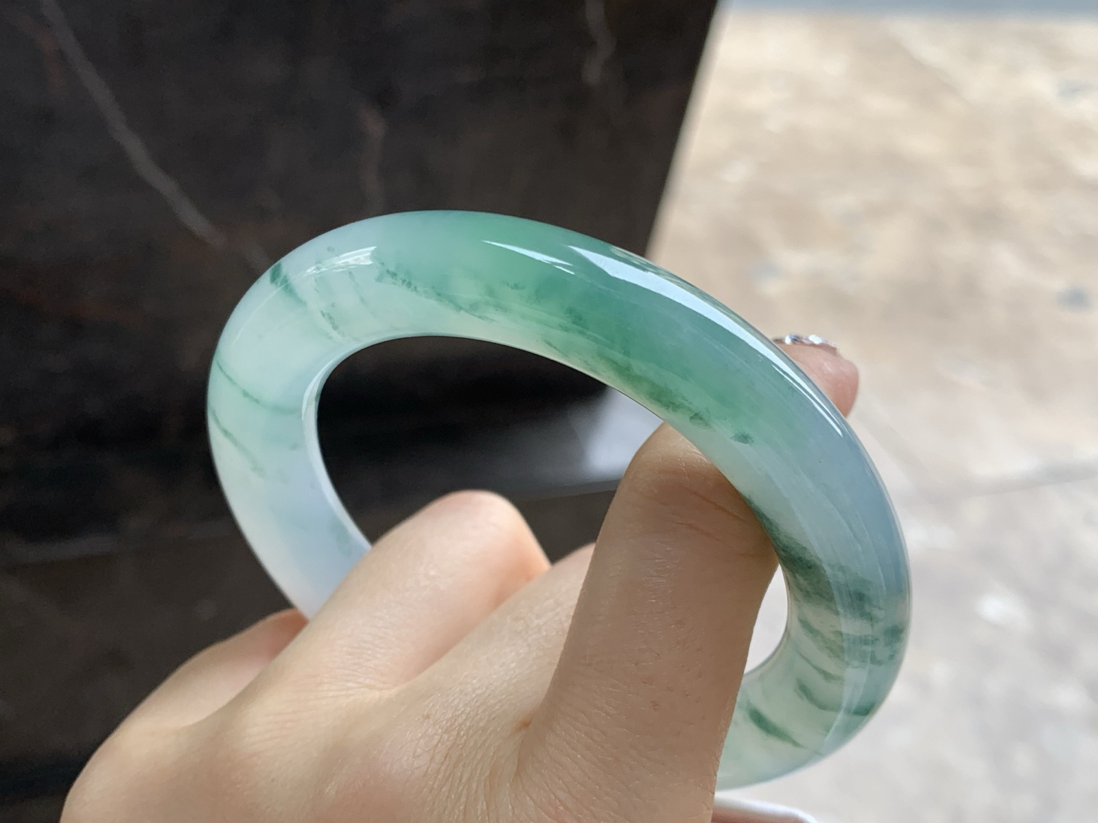 57.5-11.4

飘绿花圆条手镯^_^底子细腻干净 绿花点缀