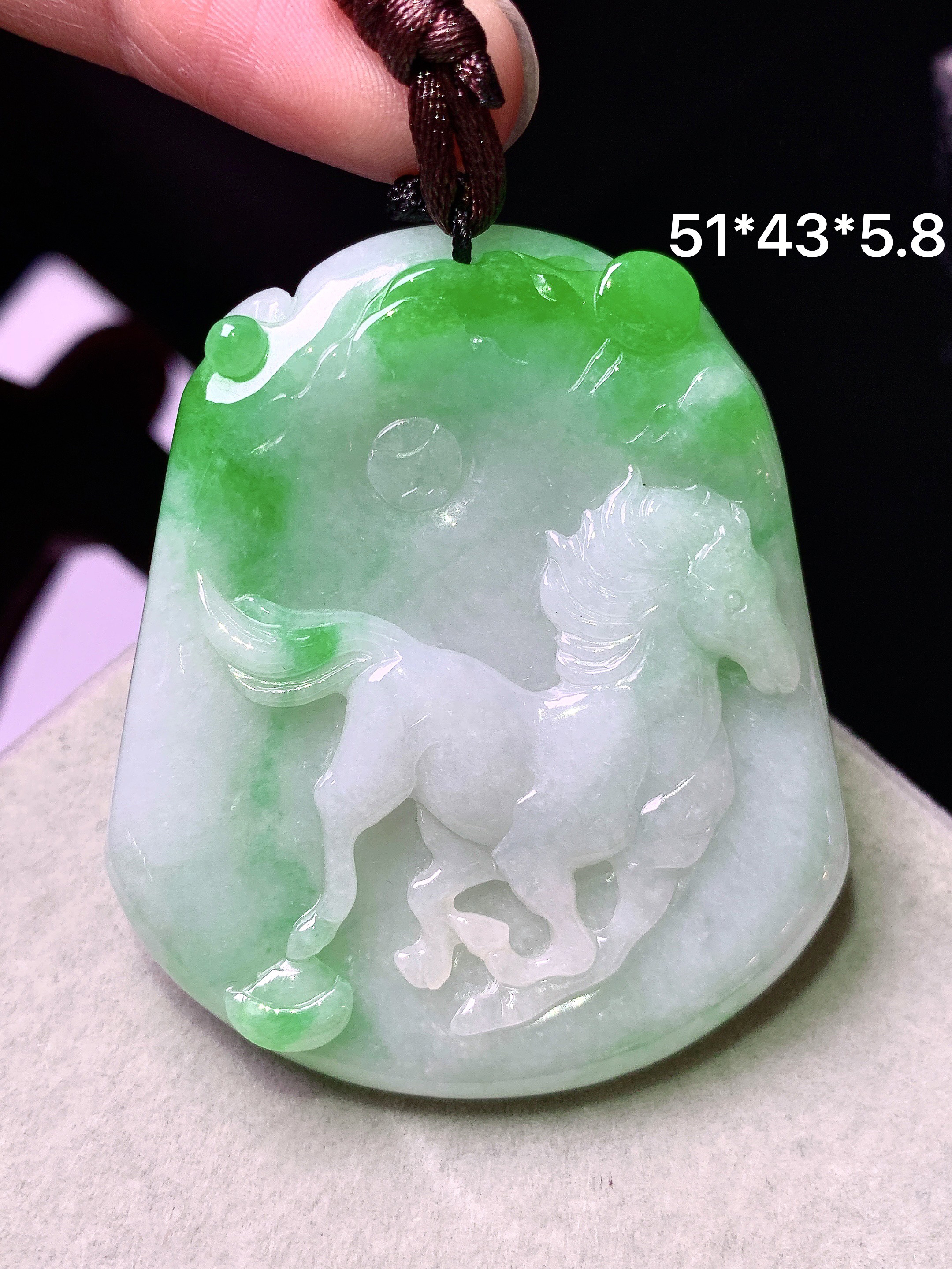 飘绿马牌吊坠 玉质细腻 色泽艳丽清新 水润亮眼 整体尺寸51*43*5.8b2