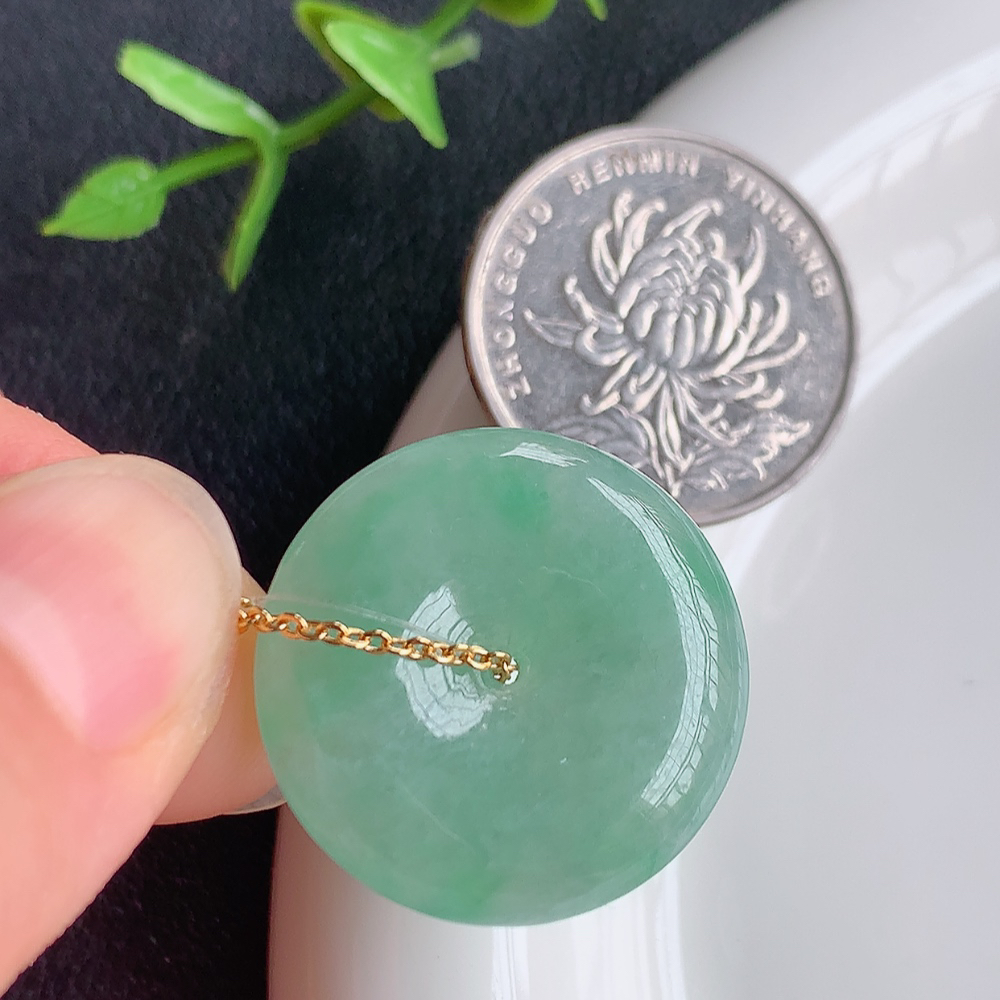 冰润飘花平安扣吊坠，厚装饱满，冰润剔透，细腻水足，种质润泽，飘花灵动，佩戴优雅大气，W   449.22尺寸：24.5-5.8mm