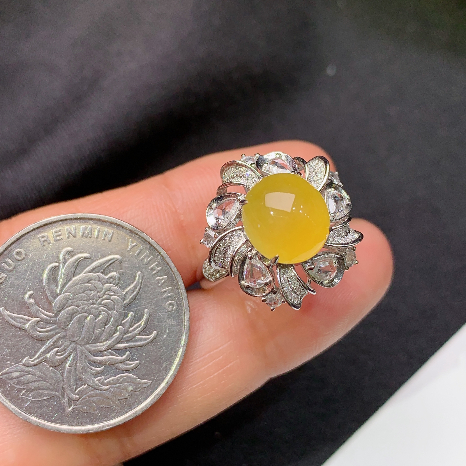 冰黄翡蛋面戒指，18k金镶嵌，冰润鲜艳，玉质细腻，种水足，Ych 尺寸9.3*8.7*4.5