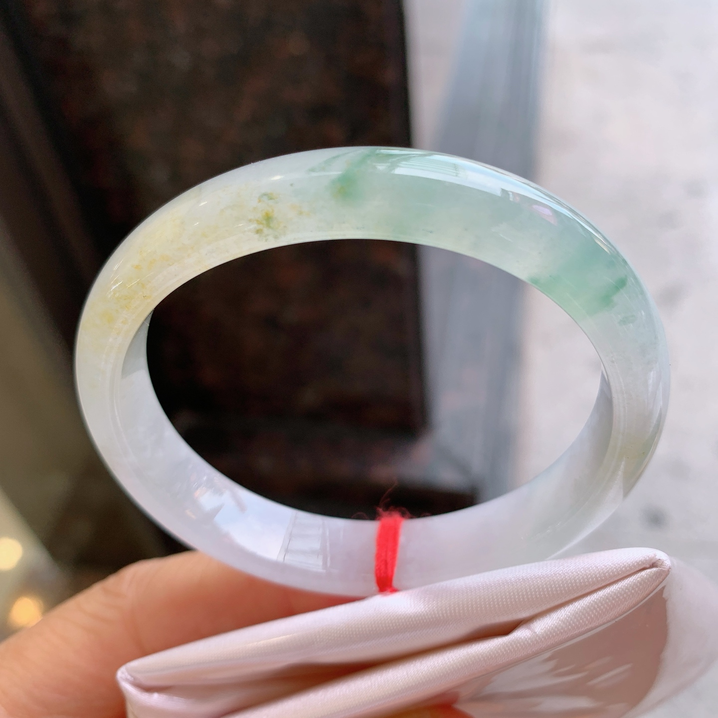 贵妃冰黄翡飘花，有纹，尺寸：55/48/11.4/7，冰润