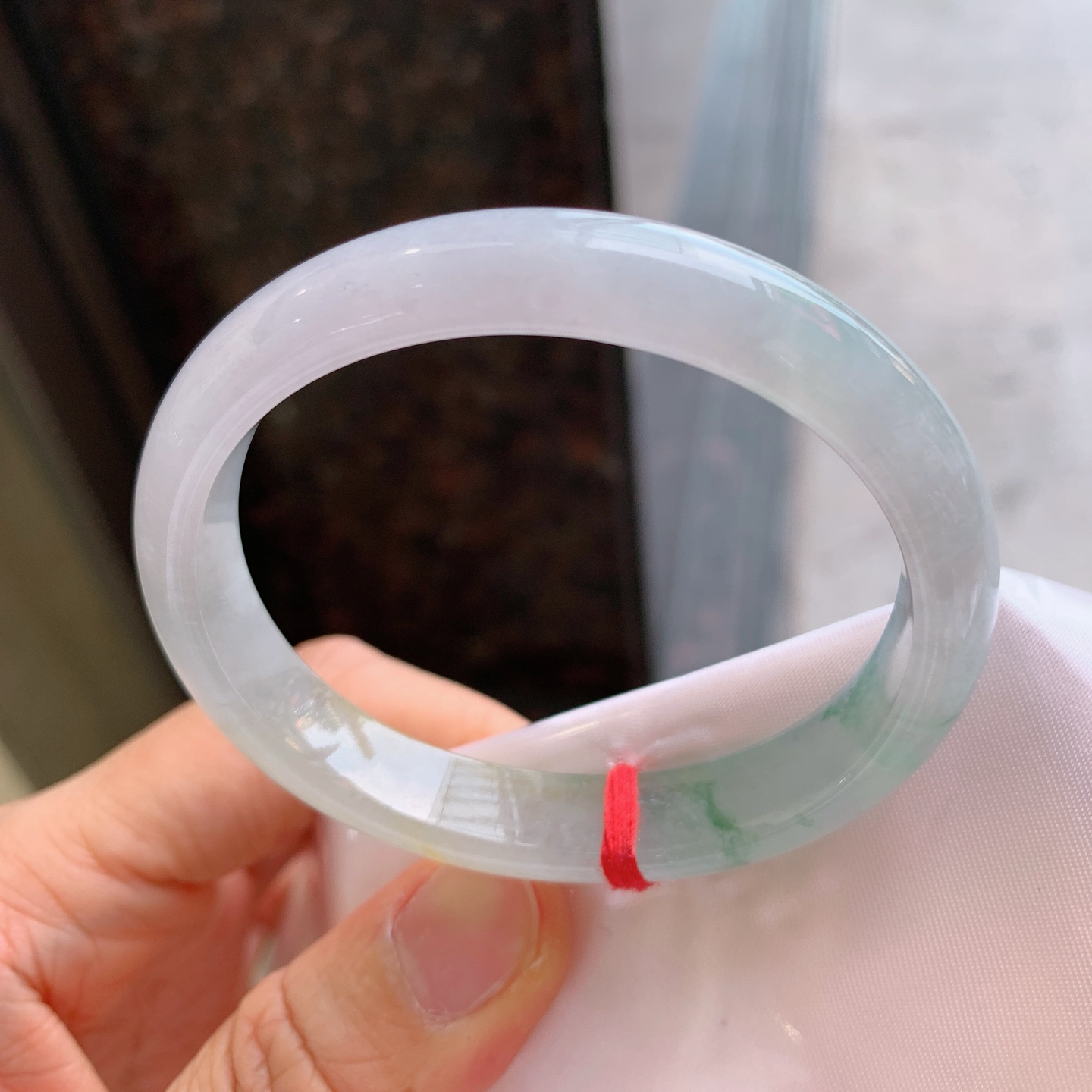 贵妃冰黄翡飘花，有纹，尺寸：55/48/11.4/7，冰润