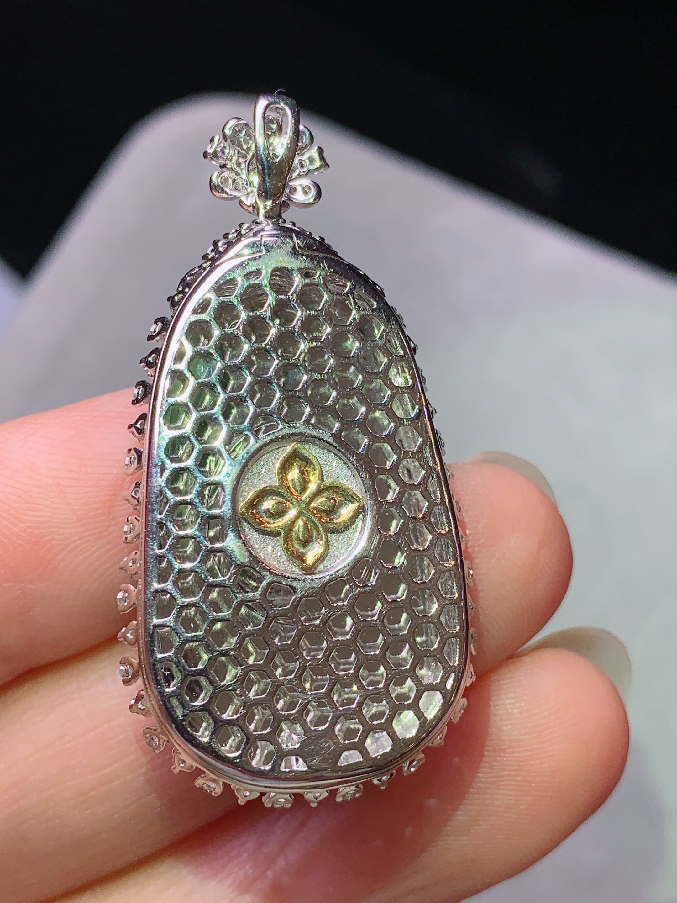 18k金钻镶嵌阳绿如意吊坠 玉质细腻 色泽艳丽清新 水润亮眼 整体尺寸40.6*20.2*7.5j3