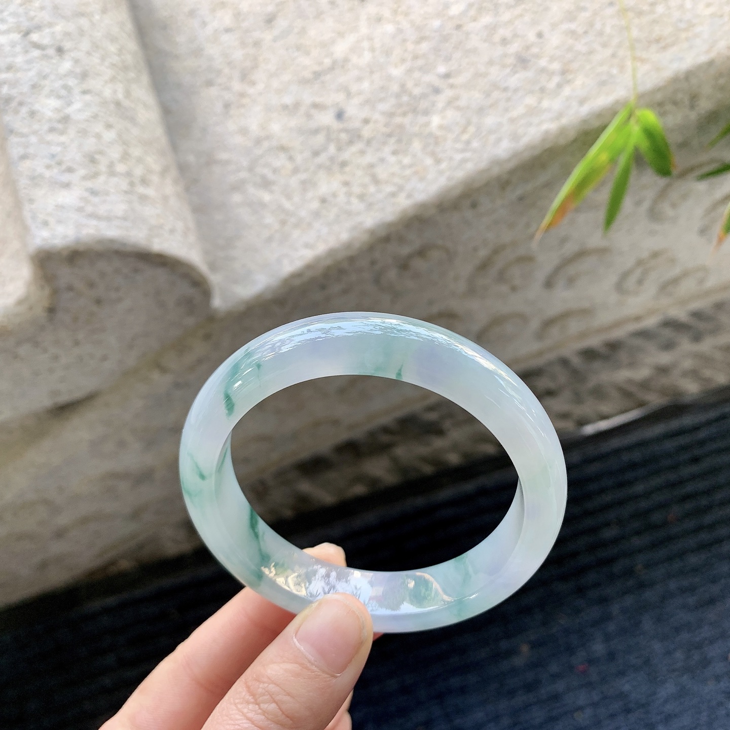 正圈57 58，圈口57.4/13.3/8.5，编码FL081258，糯冰飘花，水润，种老，细腻，打灯有絮线