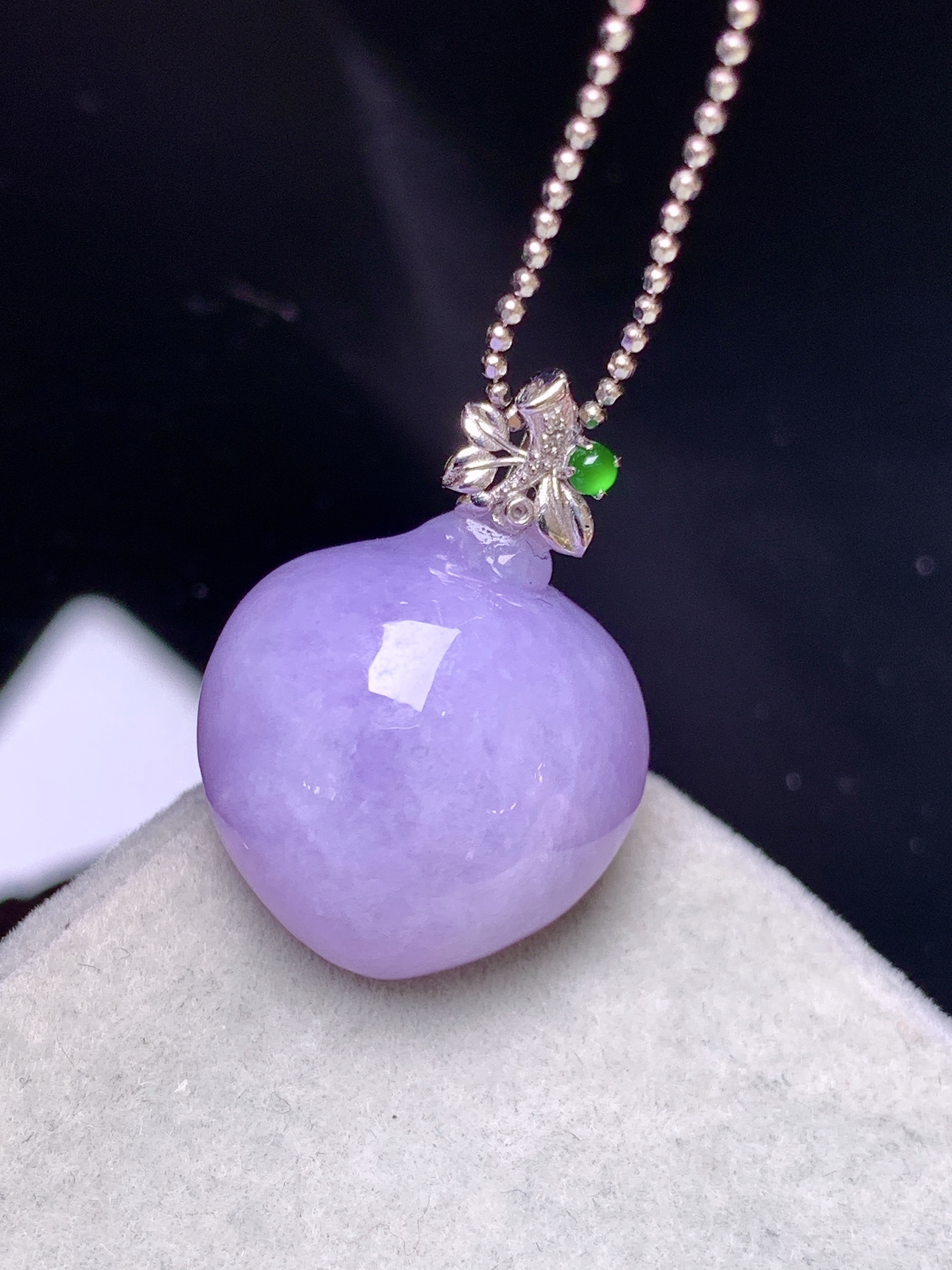 18k金钻镶嵌紫罗兰寿桃吊坠 玉质细腻 色泽艳丽清新 水润亮眼 整体尺寸22.5*16.3*10.6L4