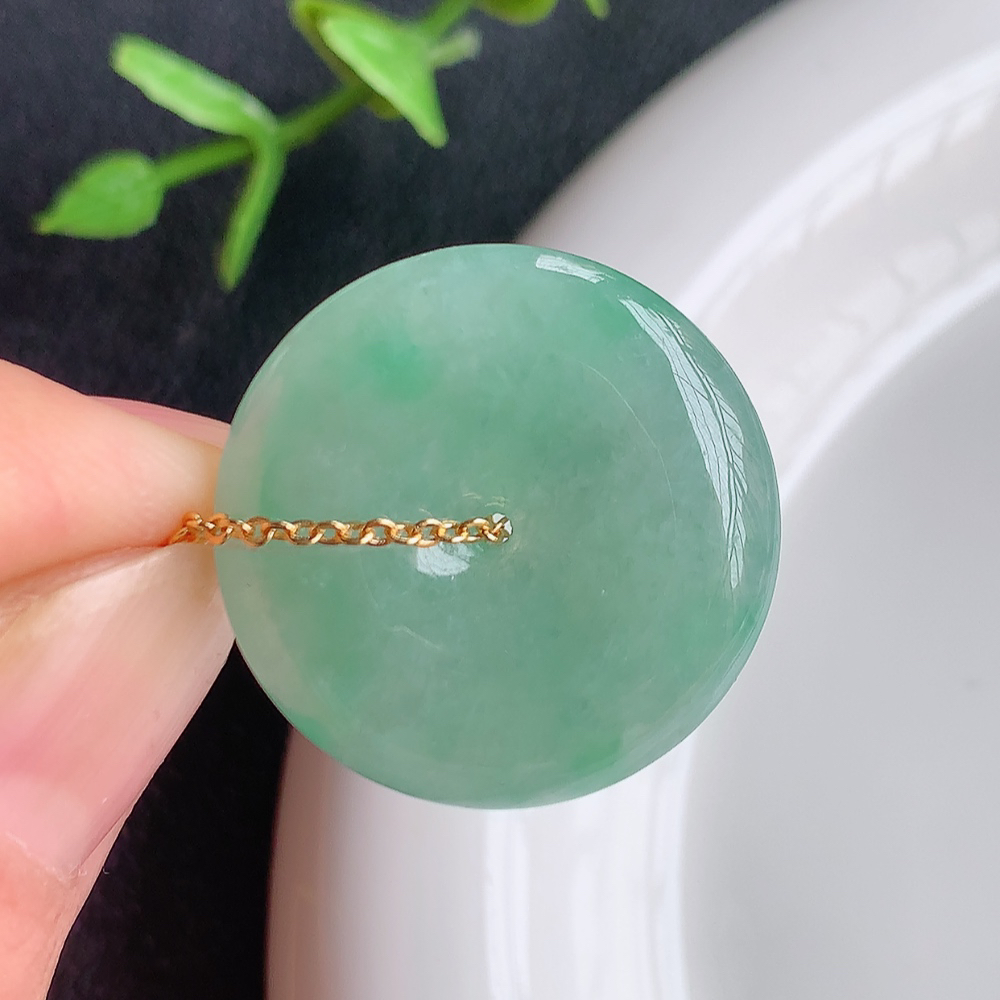 冰润飘花平安扣吊坠，厚装饱满，冰润剔透，细腻水足，种质润泽，飘花灵动，佩戴优雅大气，W   449.