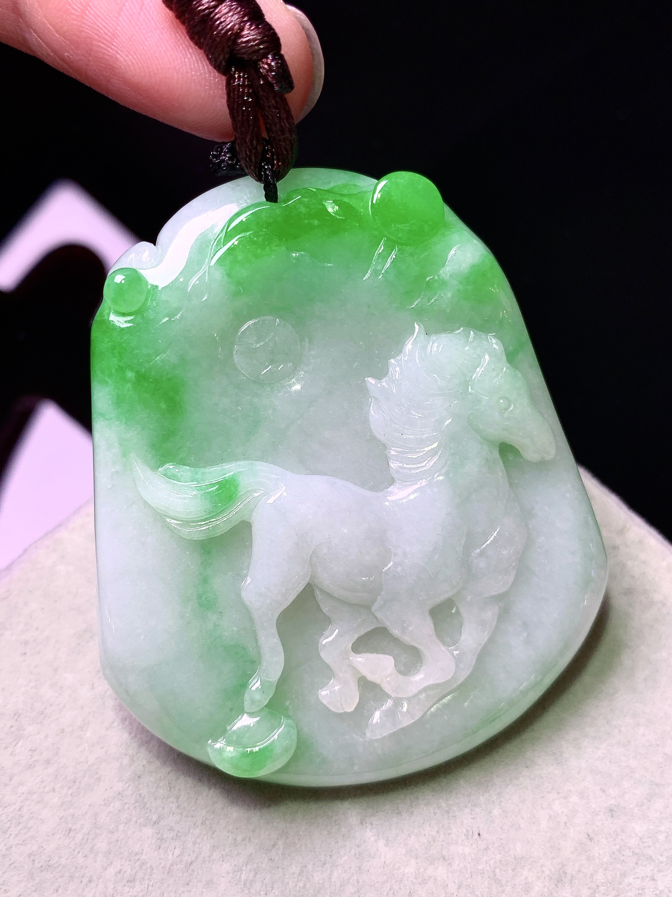 飘绿马牌吊坠 玉质细腻 色泽艳丽清新 水润亮眼 整体尺寸51*43*5.8b2