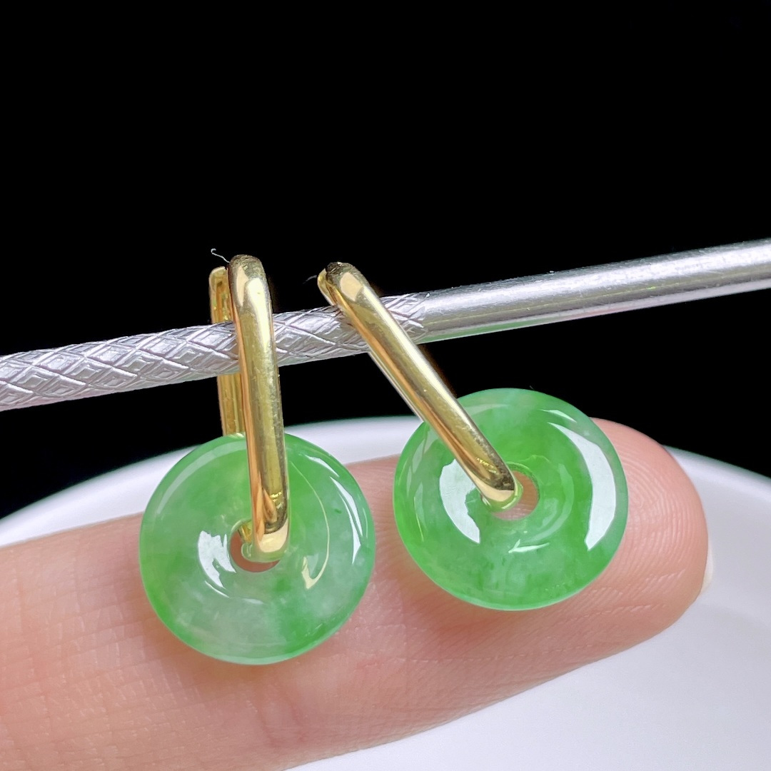 ️ 冰阳绿甜甜圈耳坠，色泽浓郁，种老水润，18k金镶嵌：20，裸石：11.8/2.6