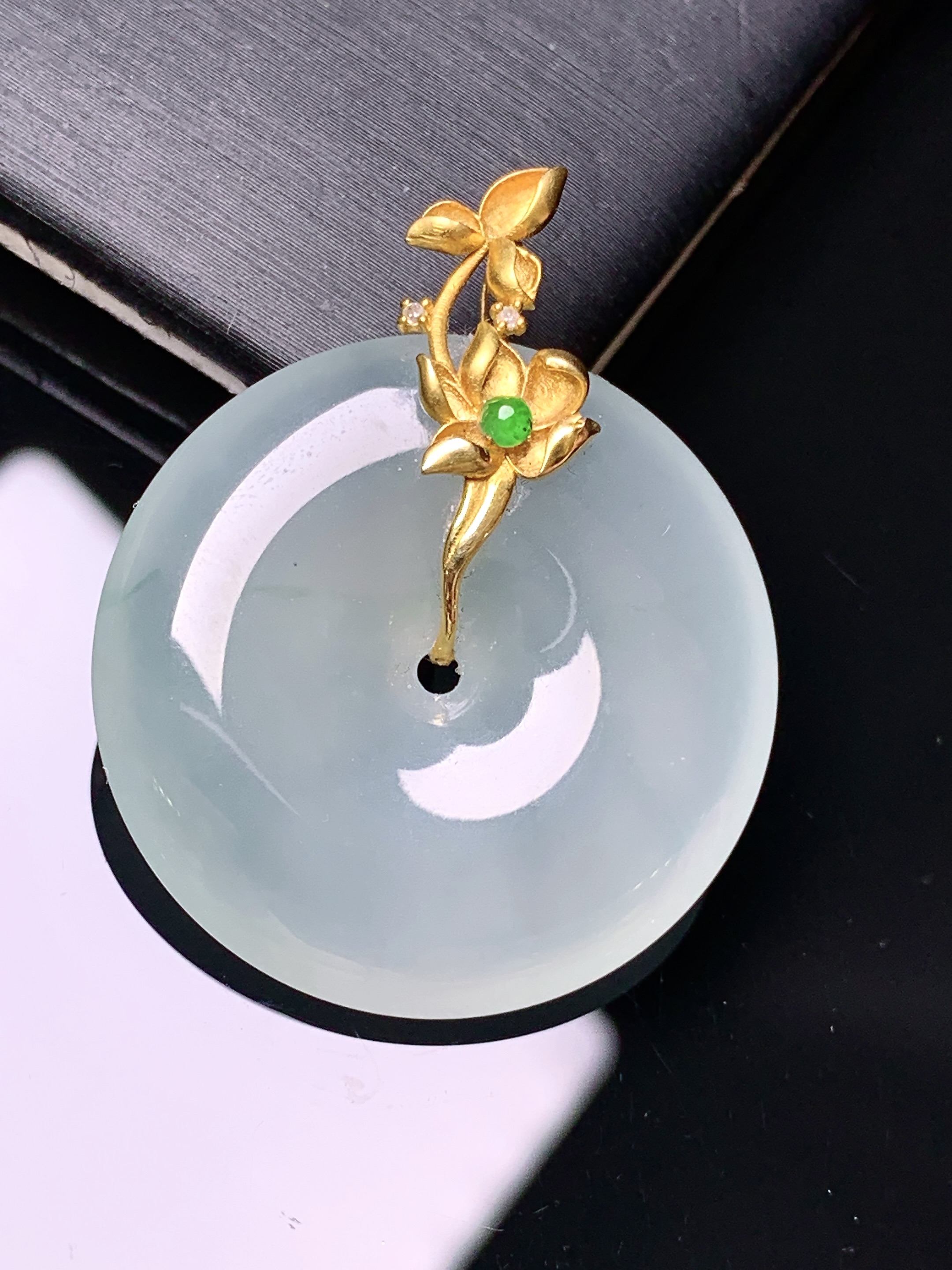 18k金钻镶嵌冰种平安扣吊坠 玉质细腻 色泽艳丽清新 水润亮眼 整体尺寸34*27.3*5.7yz