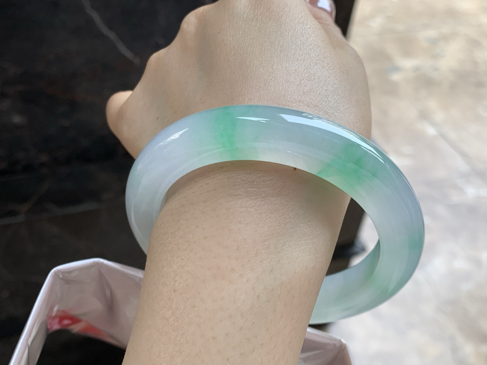 60-12.1-11.2

冰种带色大圈口手镯^_^有种有色～品质大圈口