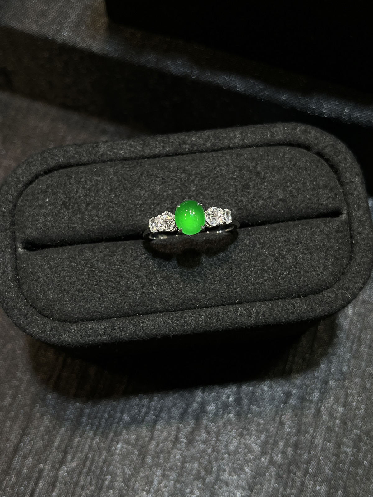 高冰辣阳绿蛋面戒指
尺寸看图一
18k金镶嵌..