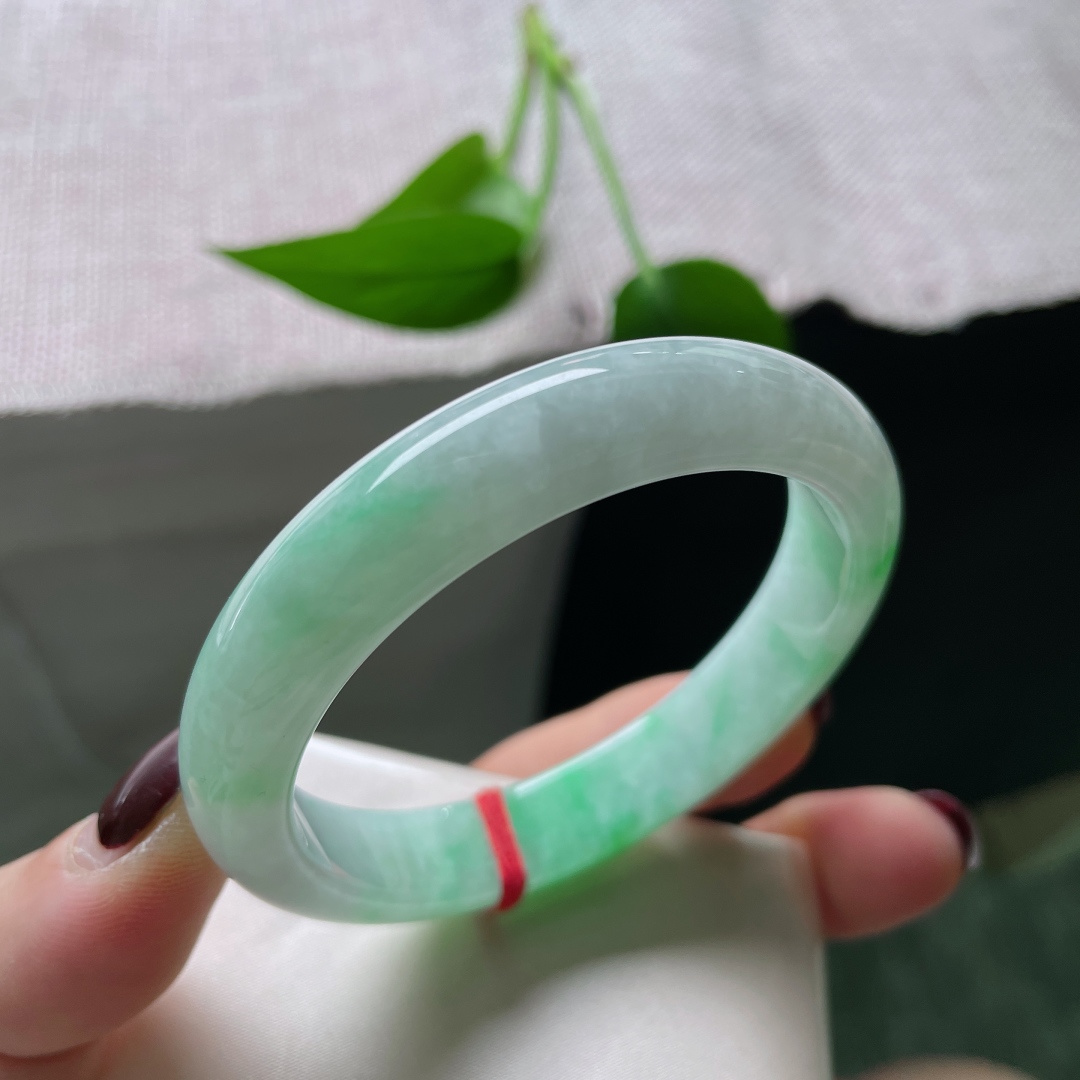 54.2/11/7.4飘绿正圈，水润，翠色鲜活，灵气逼人，俏丽若三春之桃，有棉线，ss51280a