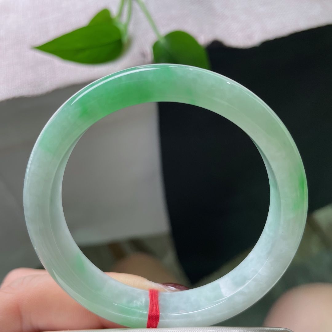 54.2/11/7.4飘绿正圈，水润，翠色鲜活，灵气逼人，俏丽若三春之桃，有棉线，ss51280a