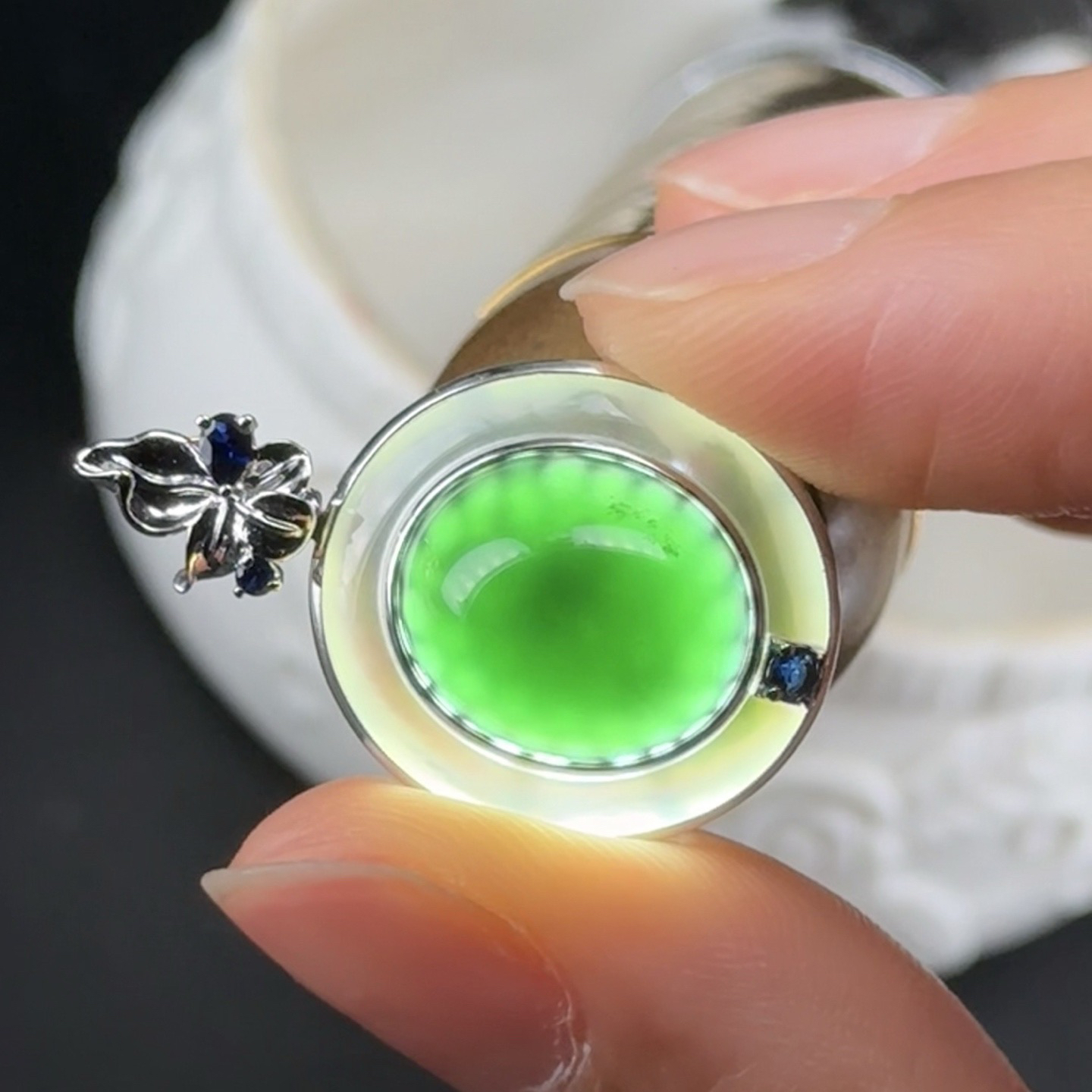 精品18k墨翠蛋面女士吊坠 种好色正 黑度极好 打灯通透 油性十足 尺寸29.7