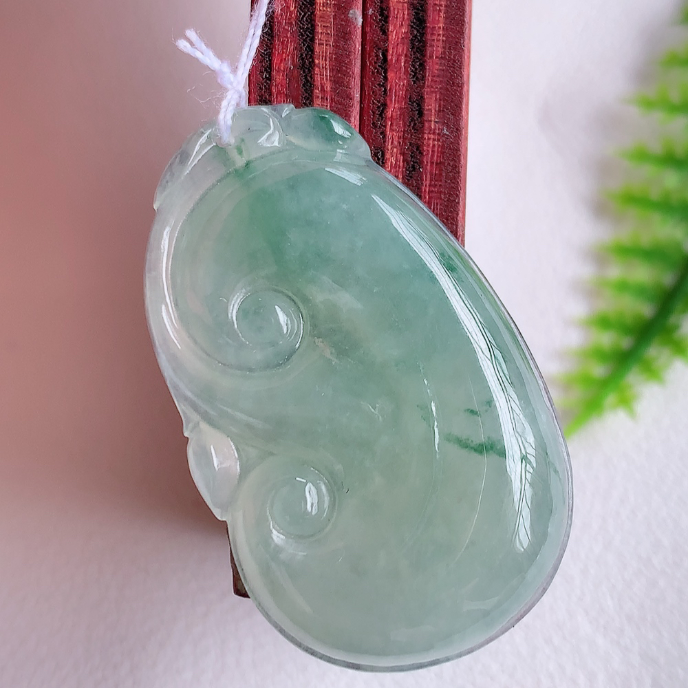 冰润飘花吉祥如意翡翠吊坠  寓意“万事如意，吉祥如意,福寿绵长 心想事成”饱满大气，通透水润  W1415.22尺寸：36-21.8-5.8mm