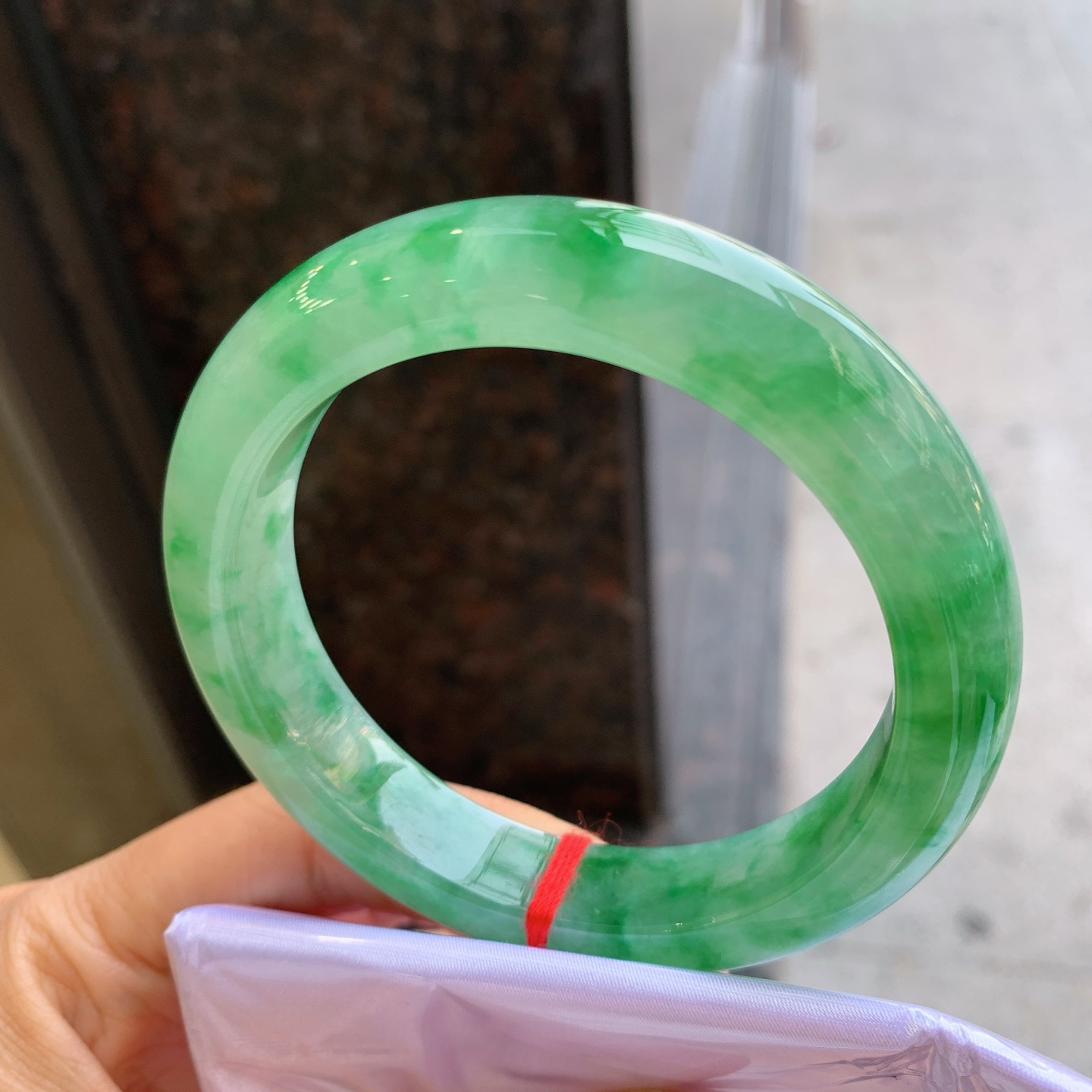 正圈冰种飘花 微晶体结构 尺寸：58.6/12.6/9.6 色好