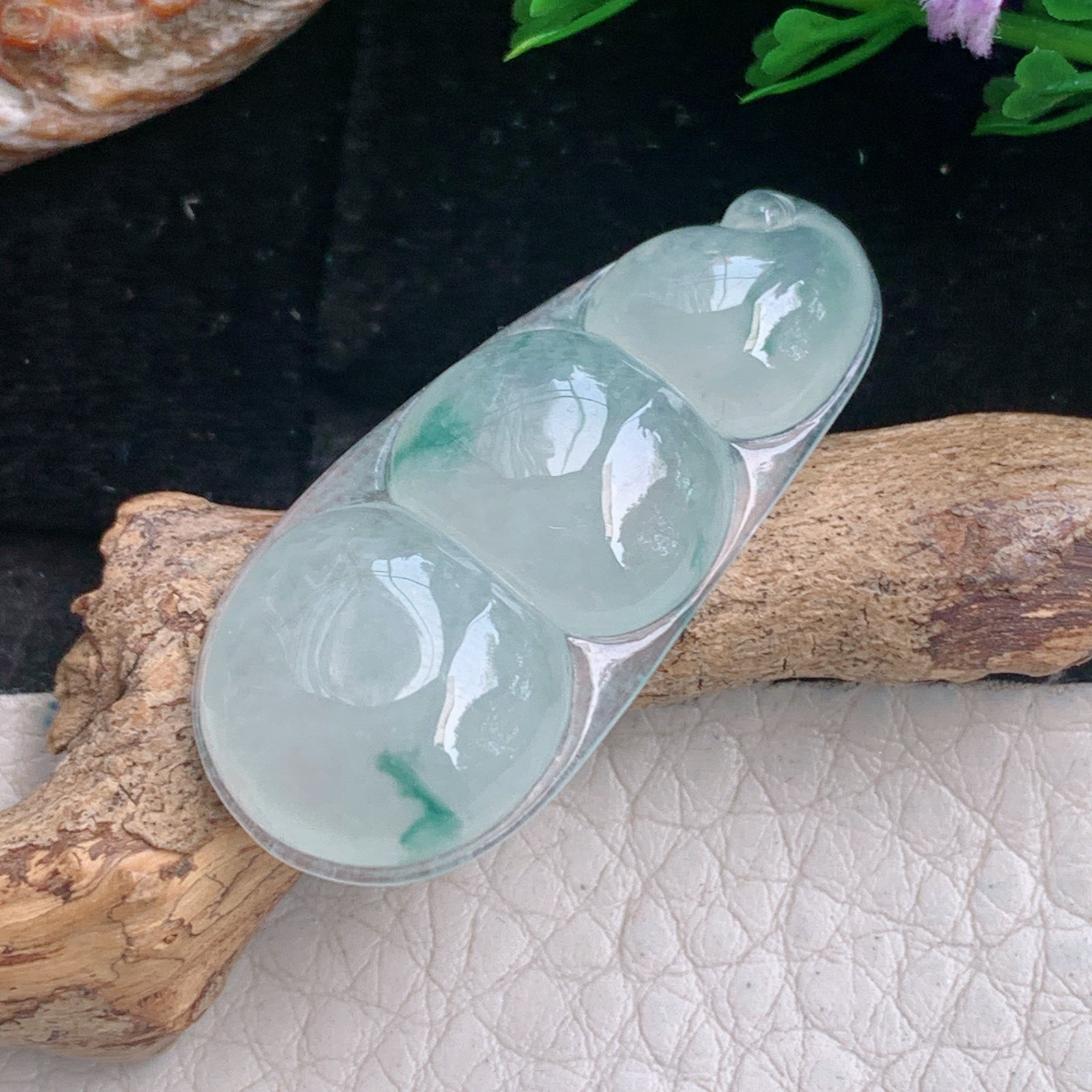 lz实拍37.5*17.3*6天然缅甸翡翠冰飘花饱满平安豆 福豆玉吊坠 玉挂件