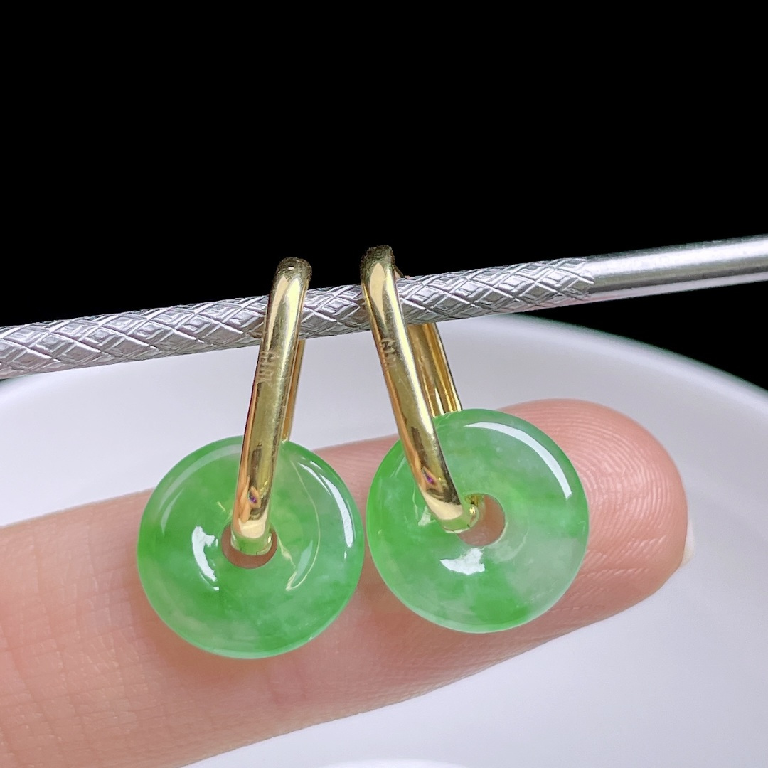 ️ 冰阳绿甜甜圈耳坠，色泽浓郁，种老水润，18k金镶嵌：20，裸石：11.8/2.6