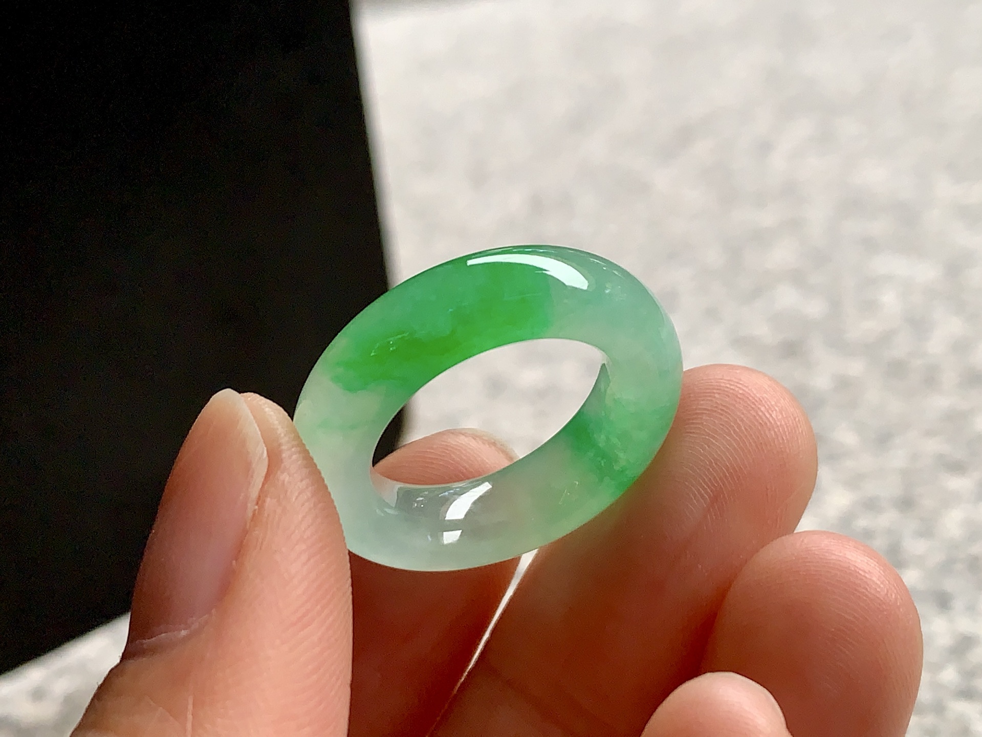 ️ 手指间一抹绿•翡翠戒圈，尺寸6.1×5.1内径16.4圈口11