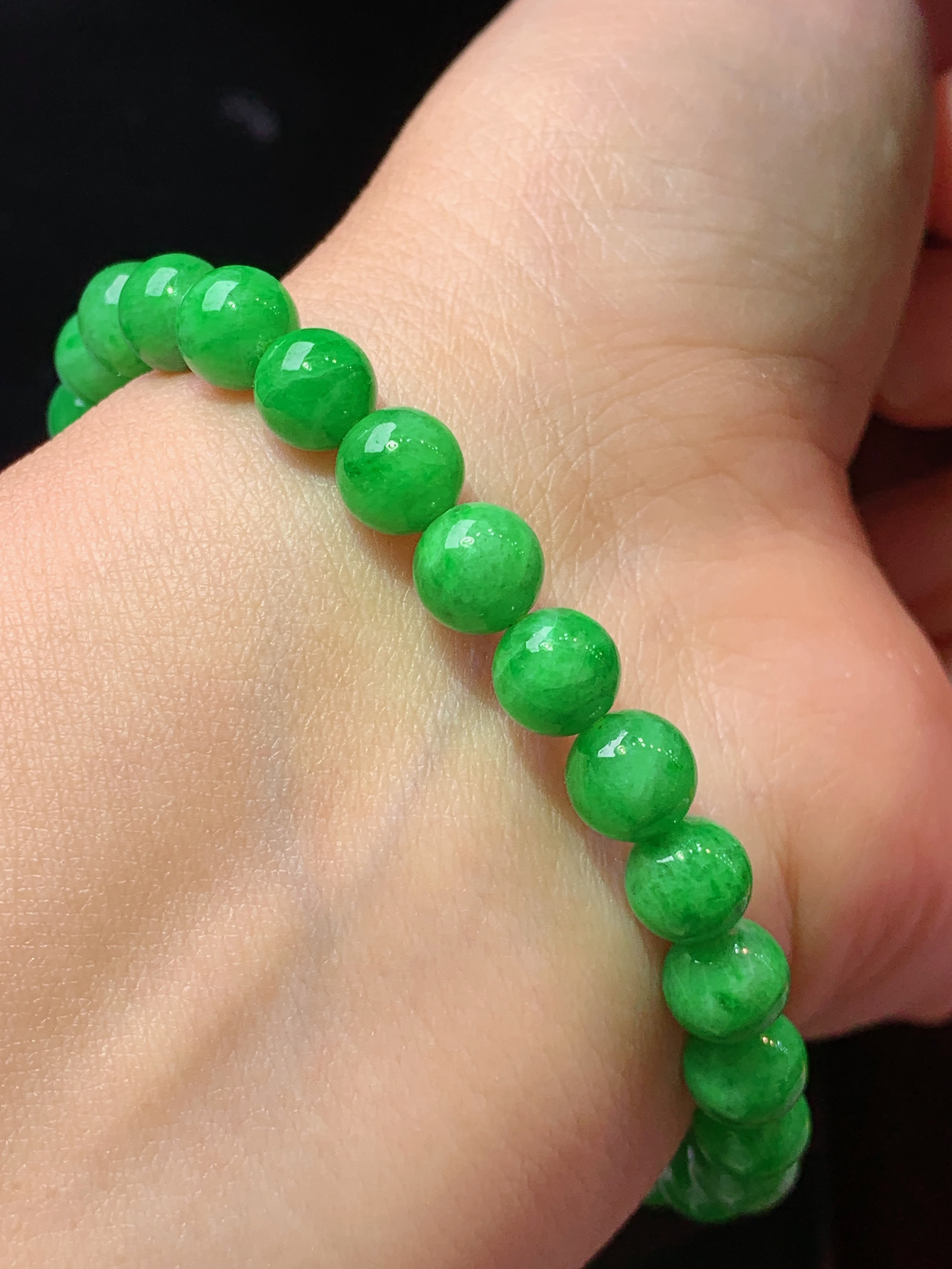 满绿圆珠手链 玉质细腻 色泽艳丽清新 水润亮眼 整体尺寸7