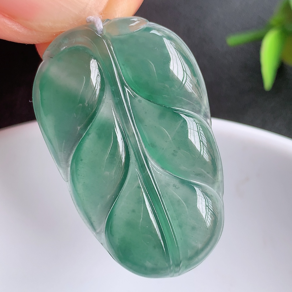 冰润金枝玉叶翡翠吊坠  寓意“金枝玉叶，大业有成，一夜成名”  饱满大气，水润通透。W1415.22尺寸：34.1-19.5-3.7mm