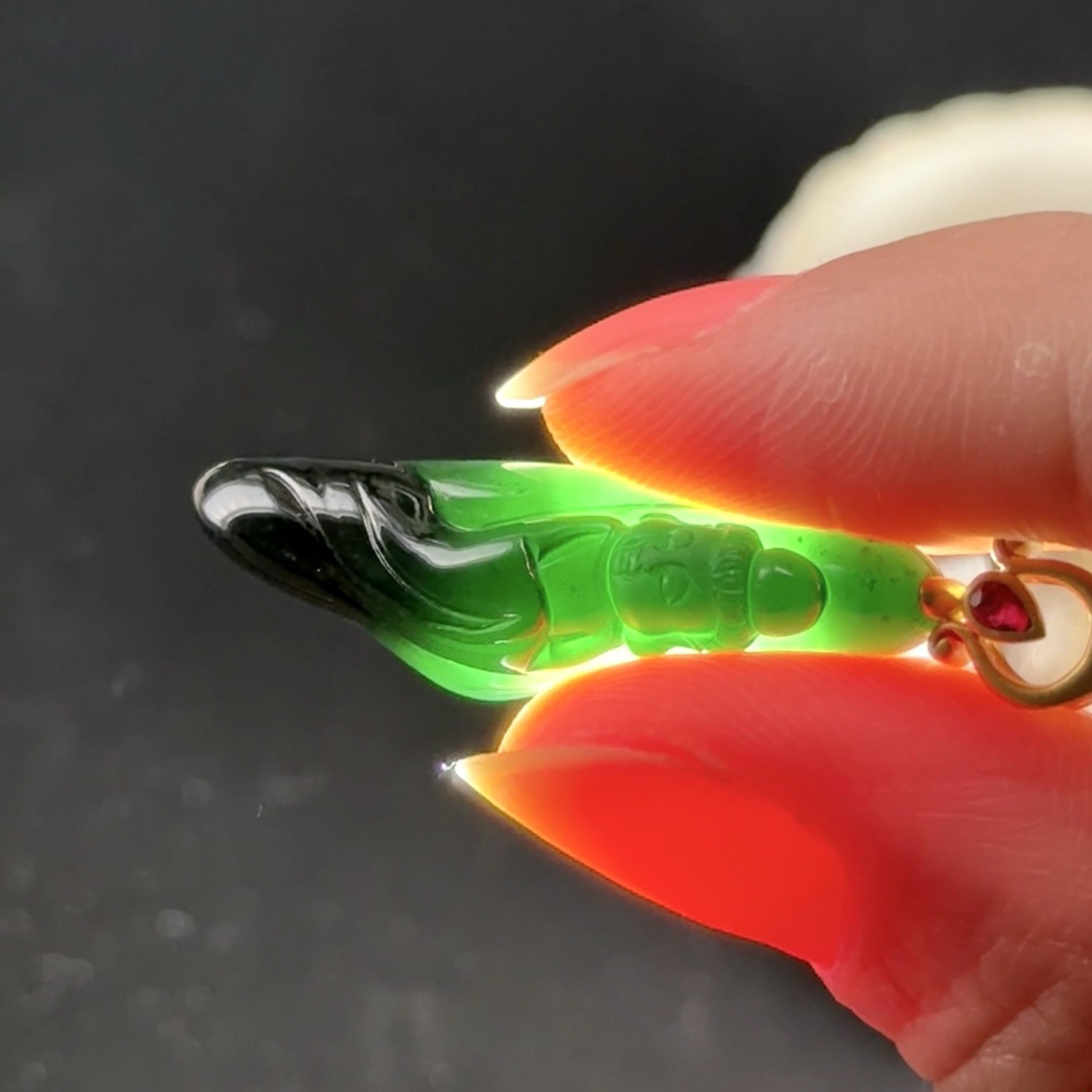 墨翠宝宝观音 种好色正 黑度极好 打灯通透油性十足 尺寸39.4