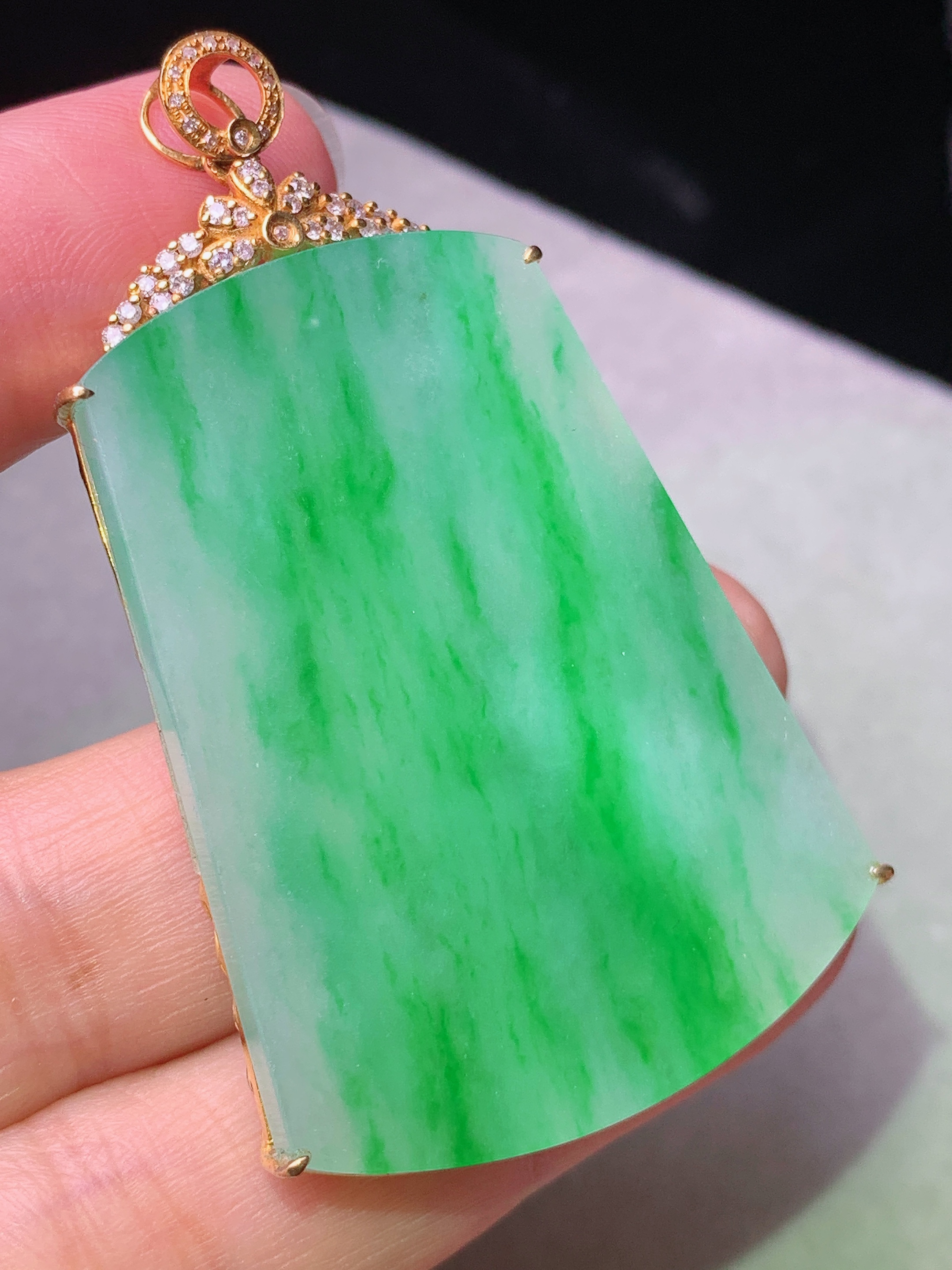 18k金钻镶嵌飘绿无事牌吊坠 玉质细腻 色泽艳丽清新 水润亮眼 整体尺寸54.5*32*5.7j3