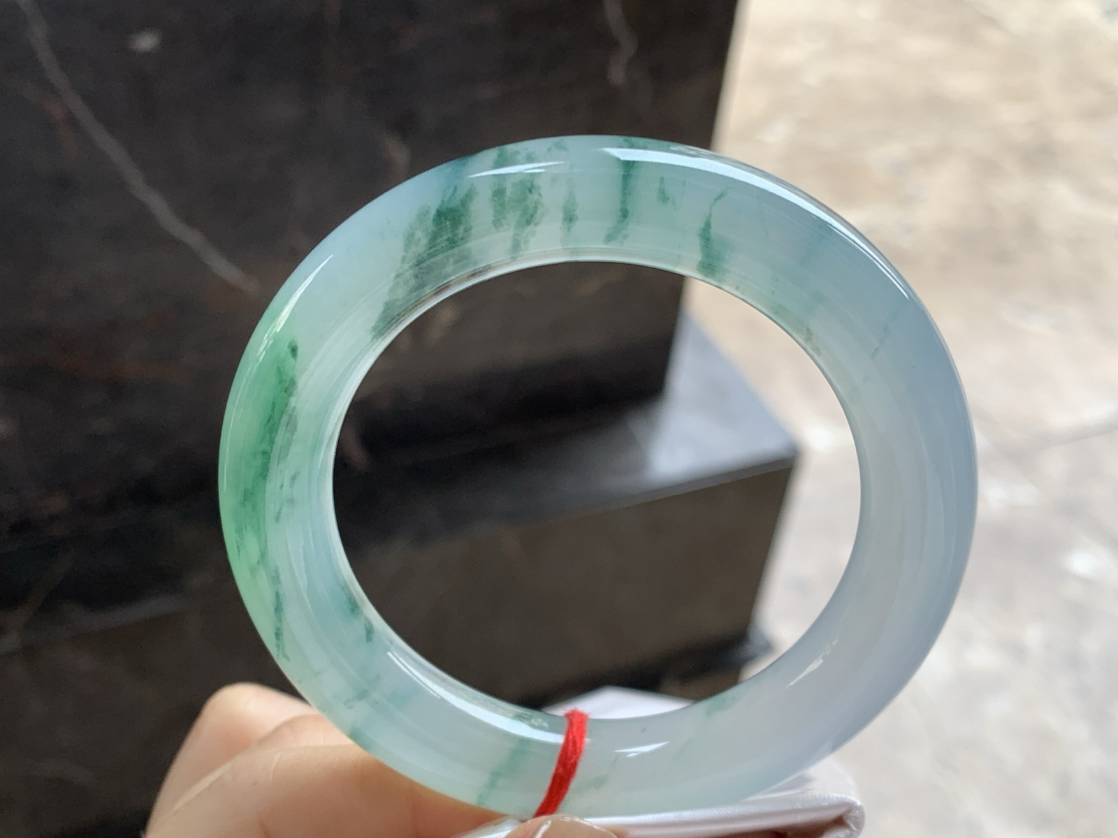 57.5-11.4

飘绿花圆条手镯^_^底子细腻干净 绿花点缀