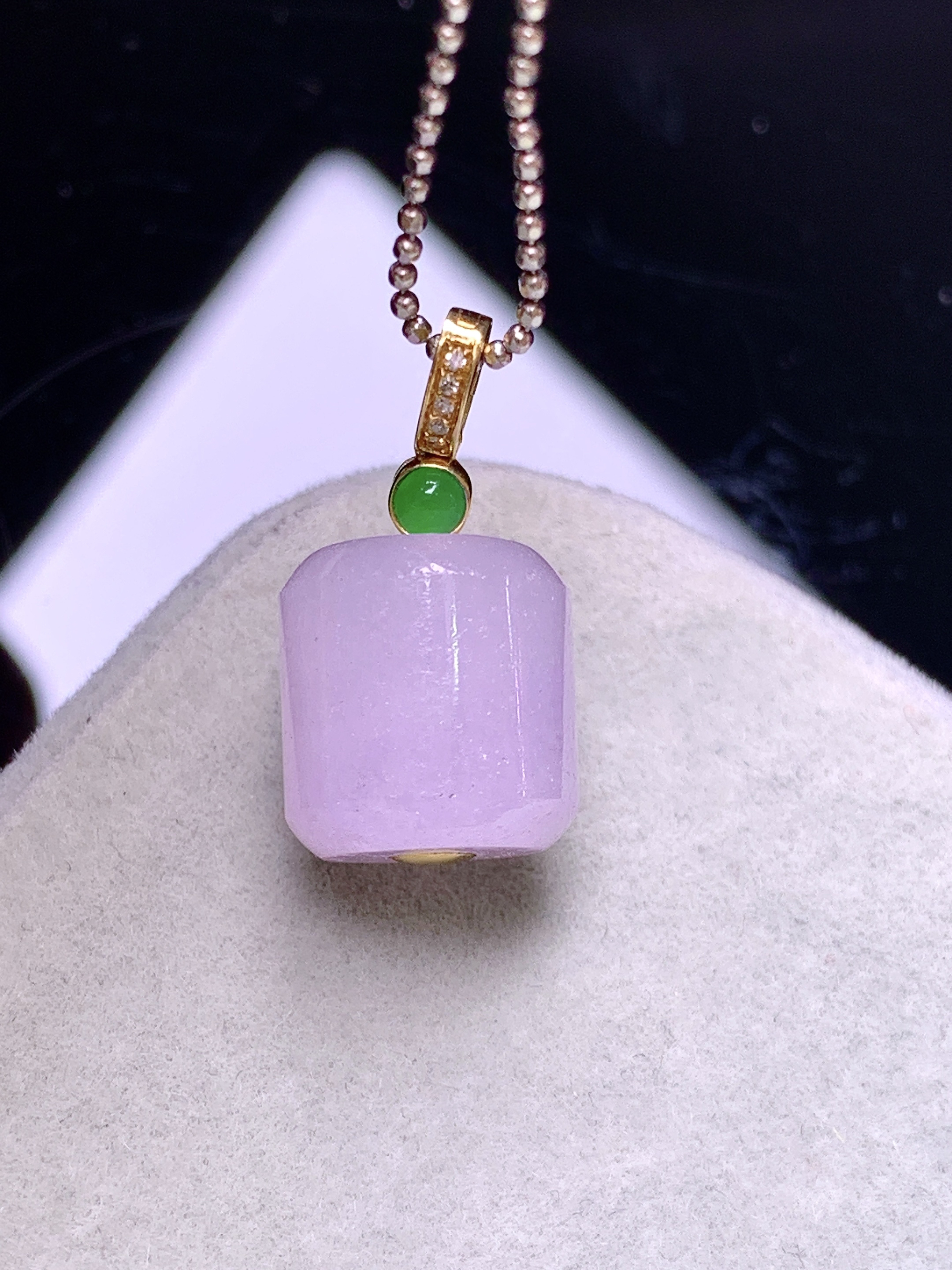 18k金钻镶嵌紫罗兰路路通吊坠 玉质细腻 色泽艳丽清新 水润亮眼 整体尺寸19.6*10.2*10.