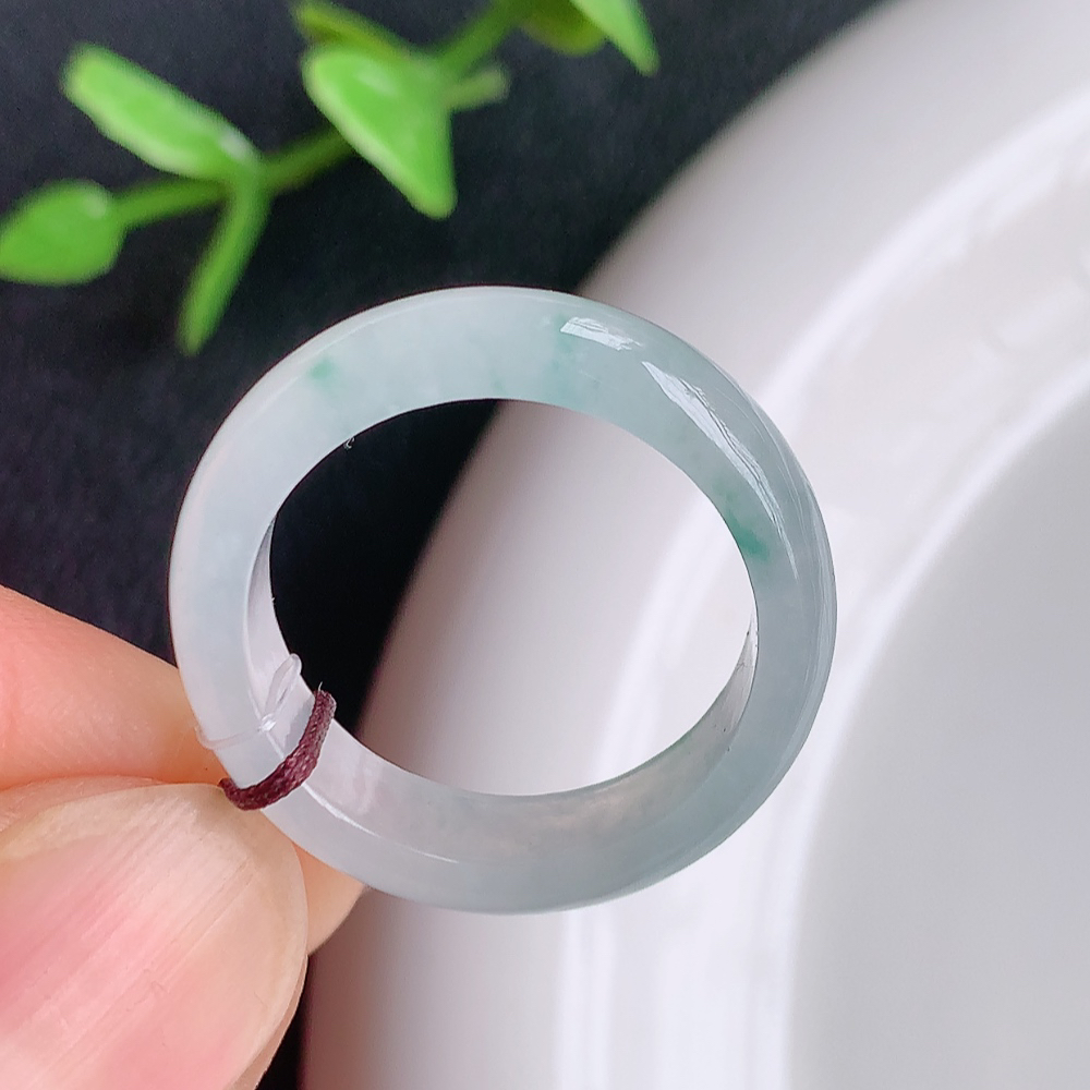 冰润飘花精美素圈翡翠戒指  玉质细腻  冰清玉润  飘花灵动  颜色漂亮  W 449.22内径尺寸