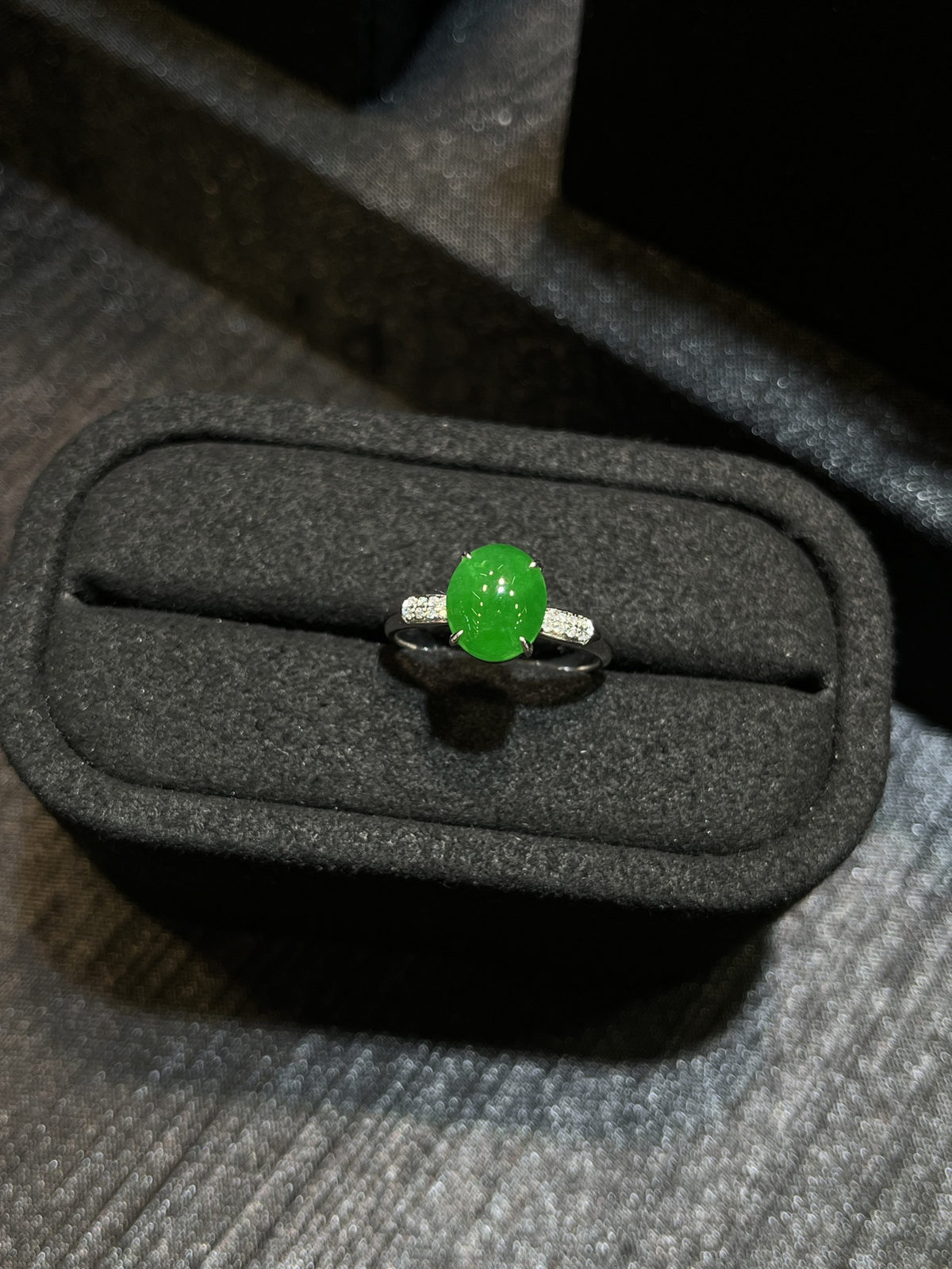 裸镶辣绿满色蛋面戒指
-素金裸镶，衬得蛋面更润更亮
尺寸看图一
18k金镶嵌..