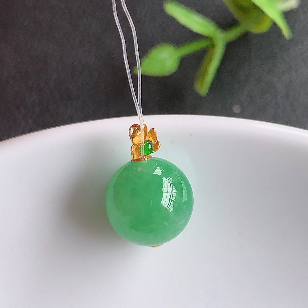 翡翠飘绿蛋面吊坠  质地细腻，清秀高雅 款式大方经典，颜色鲜艳，沁人心脾，18k金伴钻打造   W4