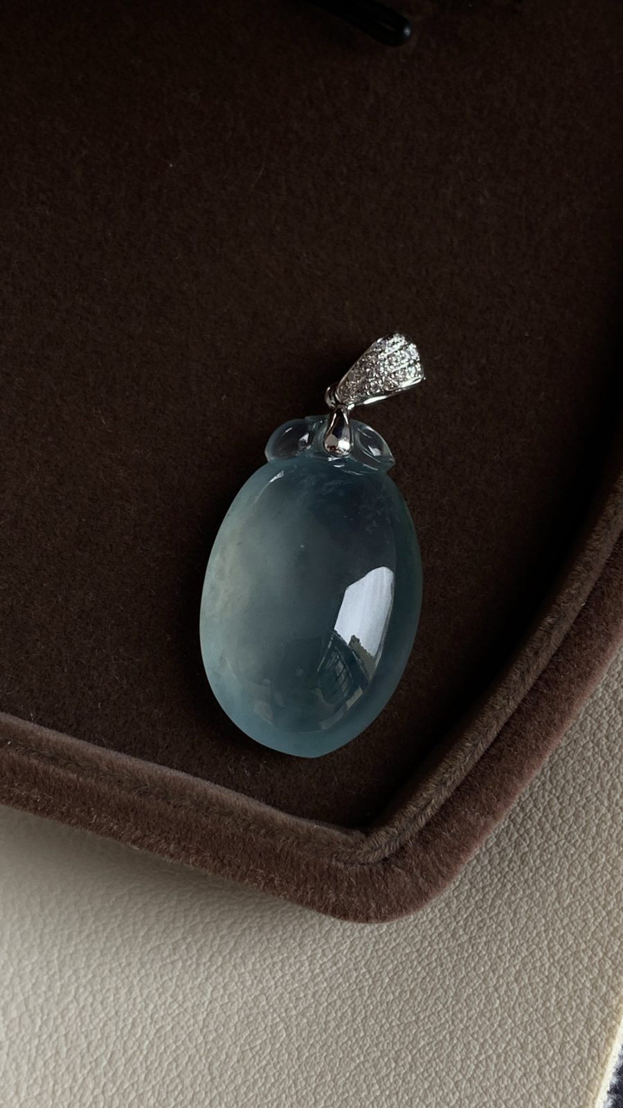 18k金镶嵌福瓜吊坠飘花灵动，种老细腻形体佳尺寸：成品：34.8*16.9*8.8，裸石：26.1*16.9*8.8..