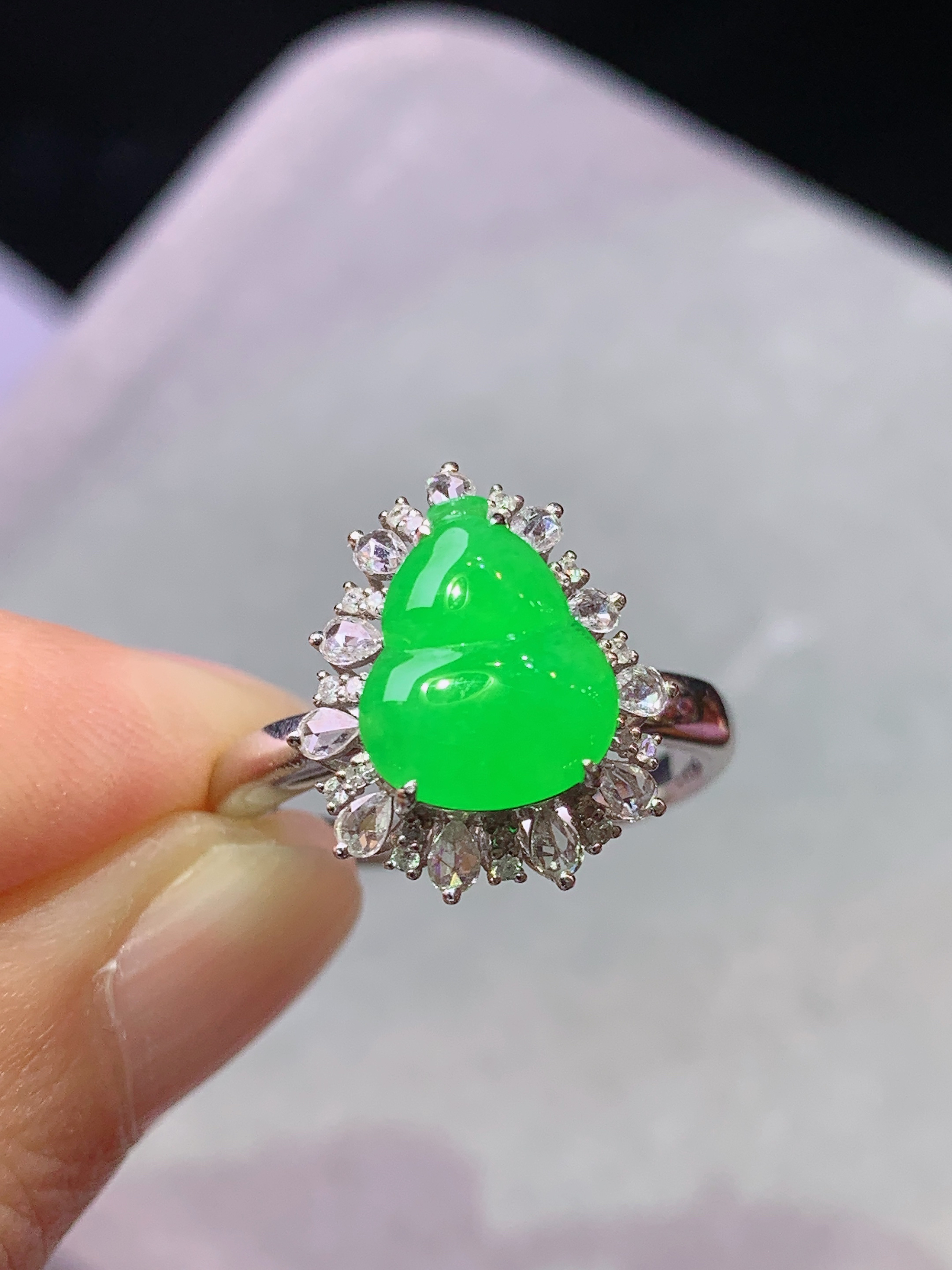 18k金钻镶嵌冰阳绿葫芦戒指 玉质细腻 色泽艳丽清新 水润亮眼 圈口15整体尺寸15.3*13*8.8j3