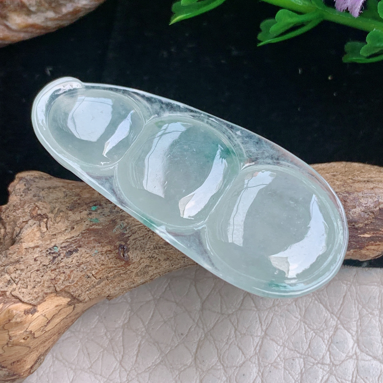 lz实拍37.5*17.3*6天然缅甸翡翠冰飘花饱满平安豆 福豆玉吊坠 玉挂件