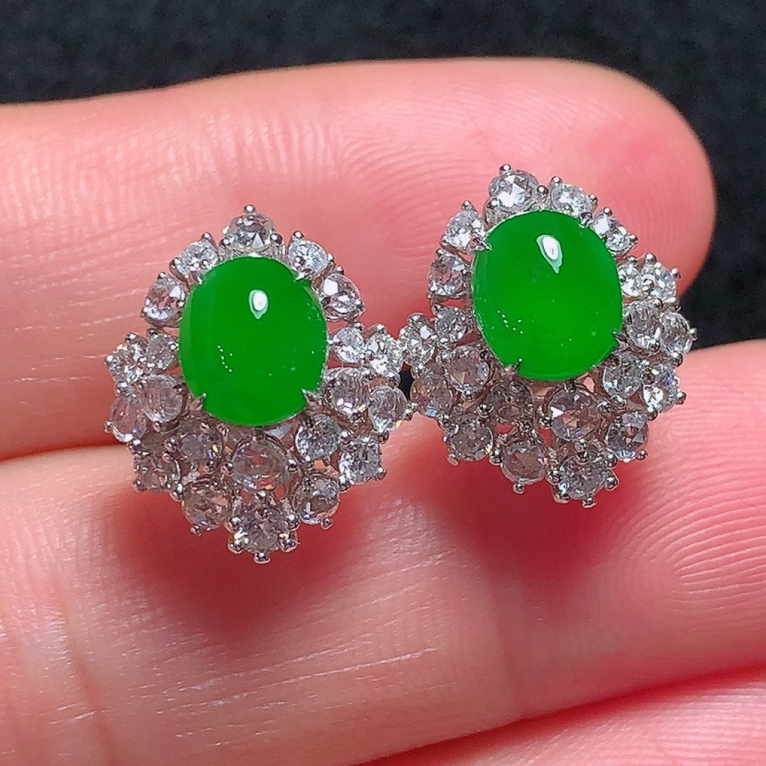 ️18k金镶嵌冰种正阳绿蛋面耳钉，色泽艳丽，种老水头好，又冰又润，饱满无裂：15.1/13.2/10.2mm裸石：7/6.2/3mm，编号
