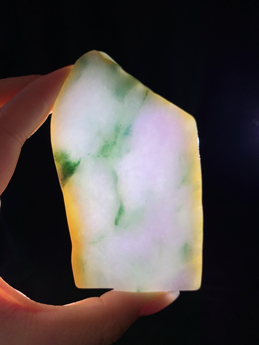 ️冰飘花/冰黄翡/牌子料/片料/板料/特色料，可做牌子、人物、山水、动物、花件……等推荐参考，95.6/54.2/6.9，102.3克，材料优选，紫凝霞彩，翠染云痕，黄融夕照。这方特色料，如将暮春的霞、山涧的云与溪畔的夕照，一同凝于玉间。冰润底色晕染淡紫，飘花似流云漫过，边缘的暖黄如落日轻吻溪岸，清灵中带着三彩交织的层次，将天地间的斑斓意趣，藏进这一方玉料里。